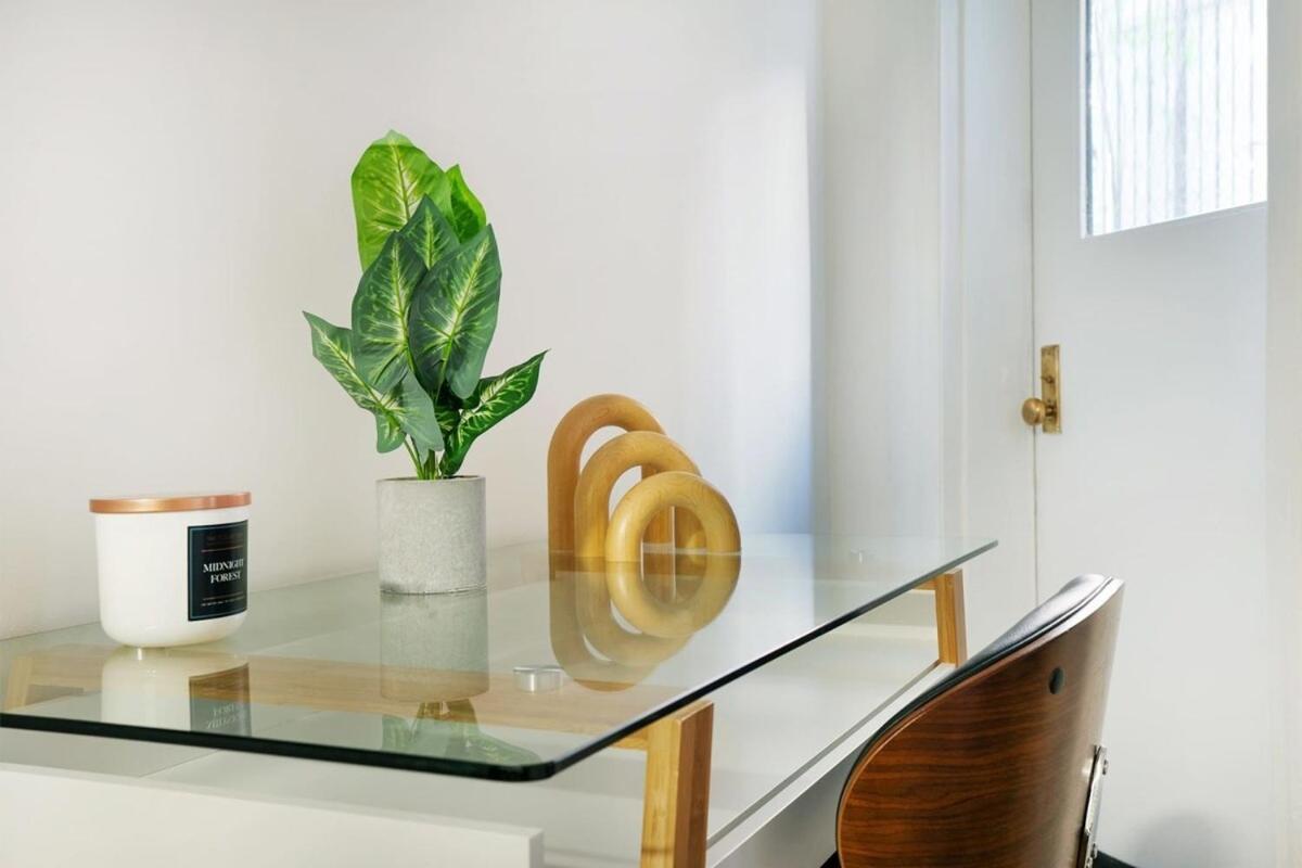 74-1c New With Private Outdoors - Gym Apartment