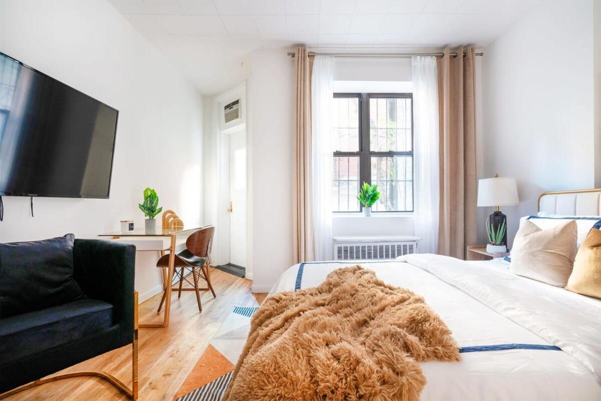 74-1c New With Private Outdoors - Gym