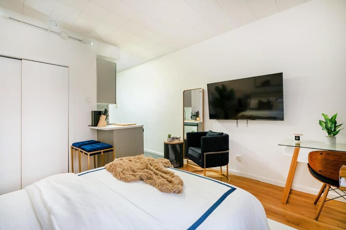 74-1c New With Private Outdoors - Gym *