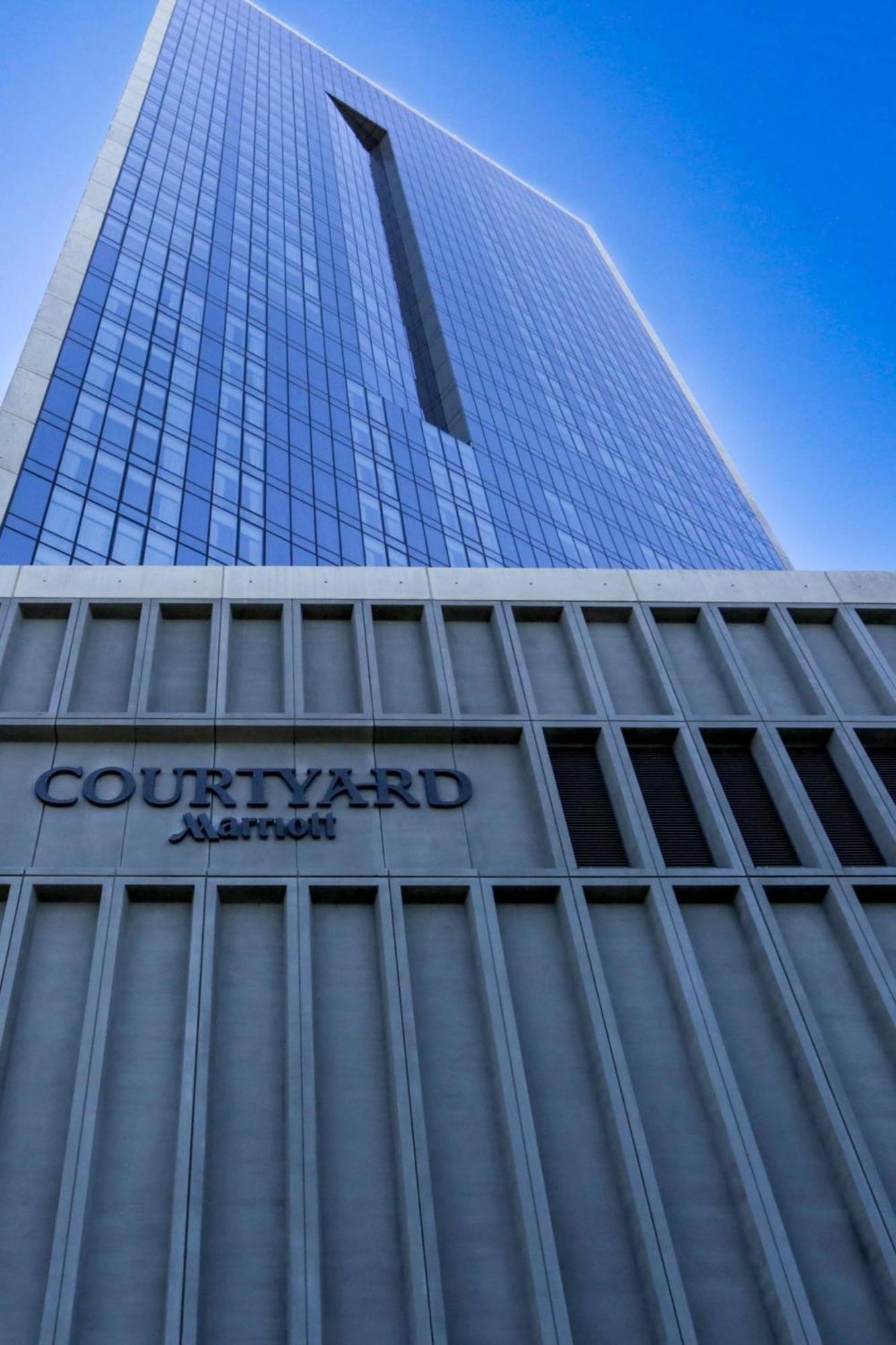 Courtyard By Marriott Long Island City/new York Manhattan View Hotel 3*