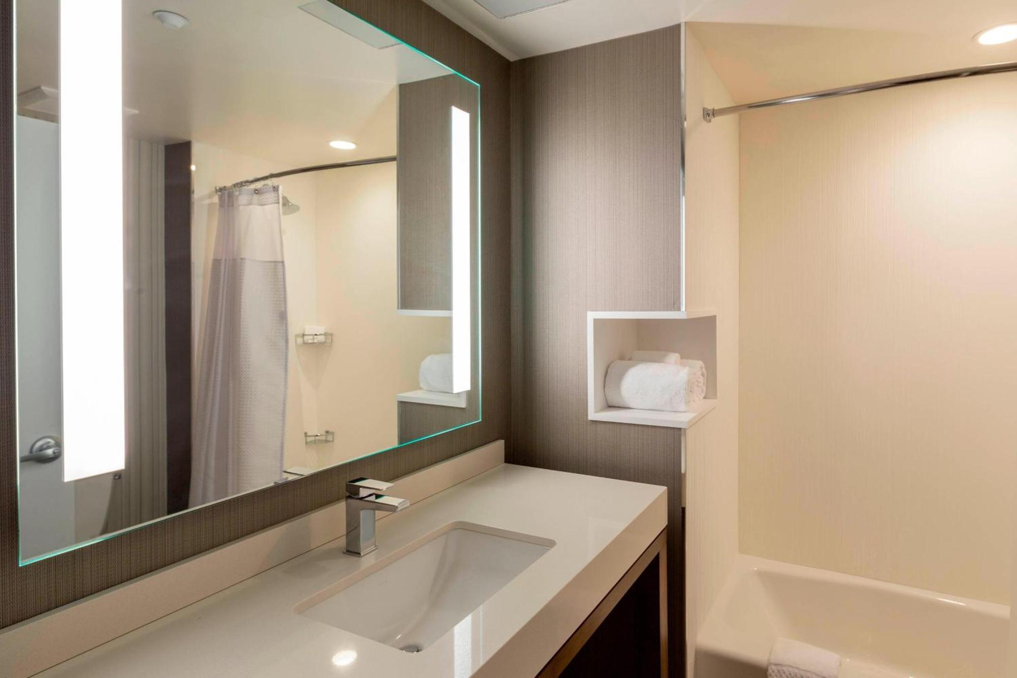 Courtyard By Marriott Queens/fresh Meadows