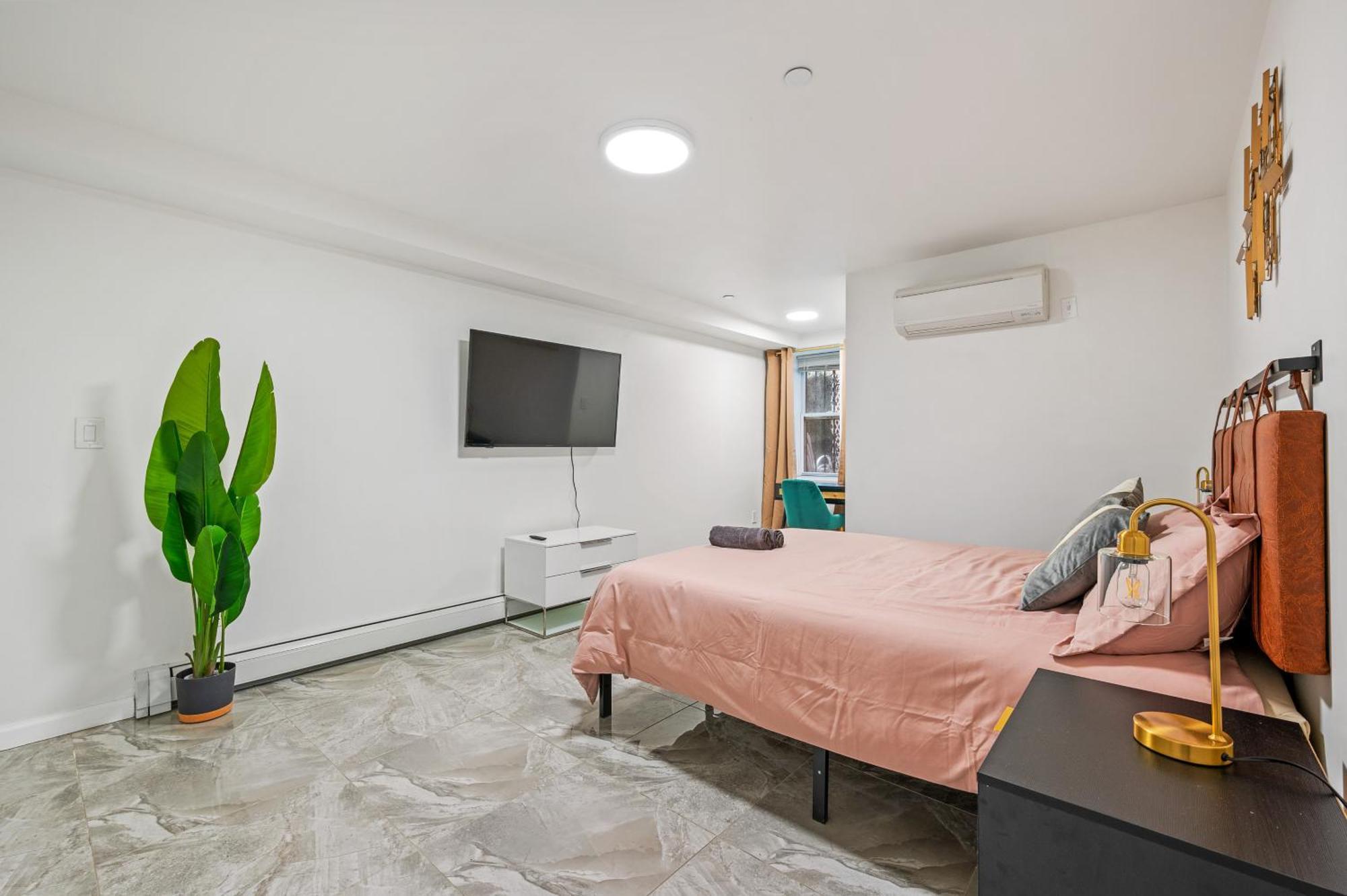 Upper East Side Luxury 3br 2b 1700 Square Feet Hotel