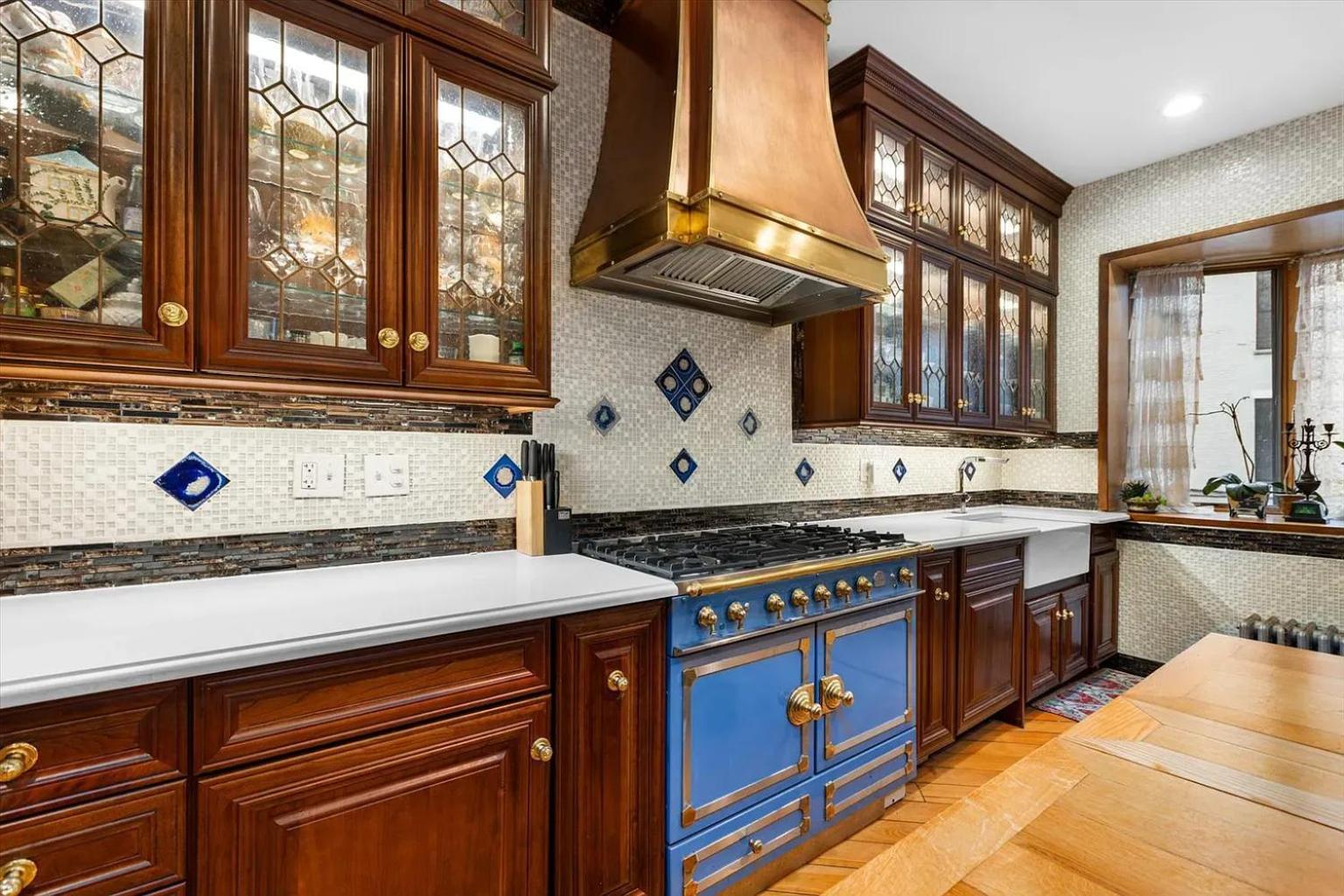 Northern Lights Mansion Bed & Breakfast 4*