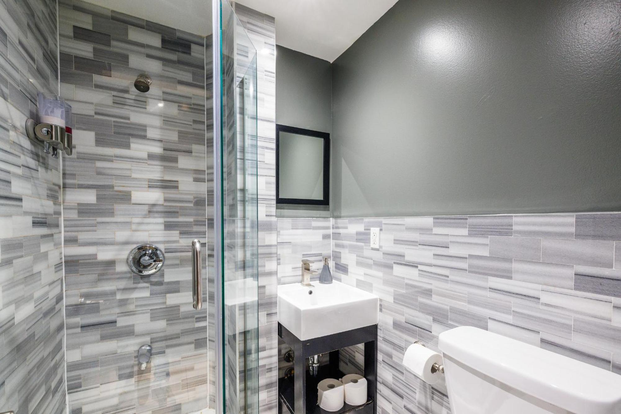 Park Side Living, Style -5 Apartment *