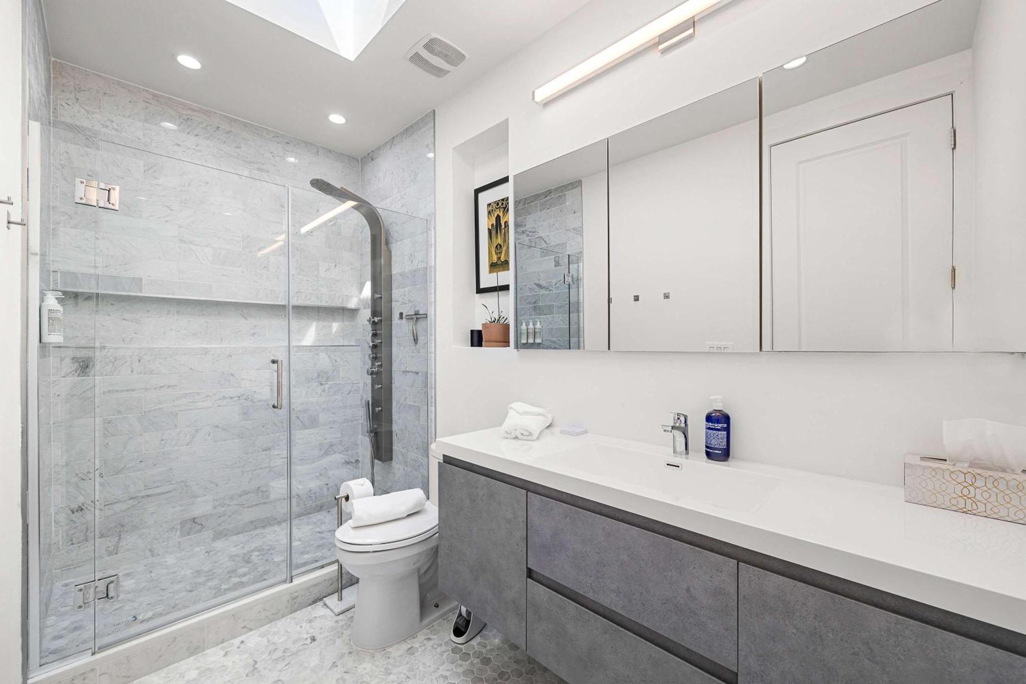 Bainbridge By Rove Duplex With Deck & Backyard New York