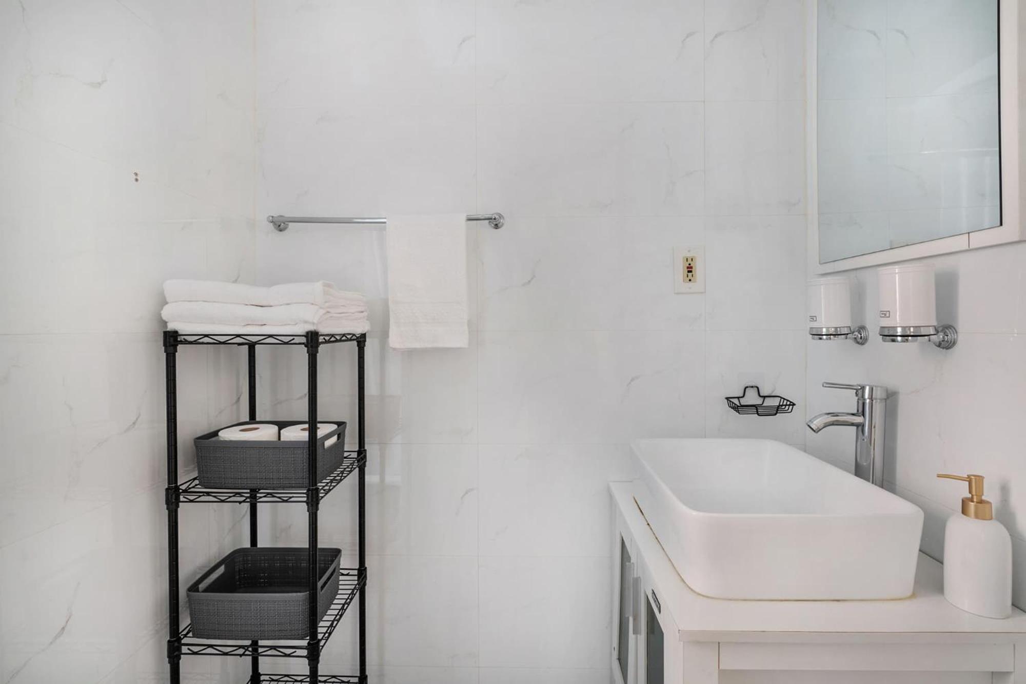 454-4r New 2br Prime Midtown Value Sleeps 5 Apartment