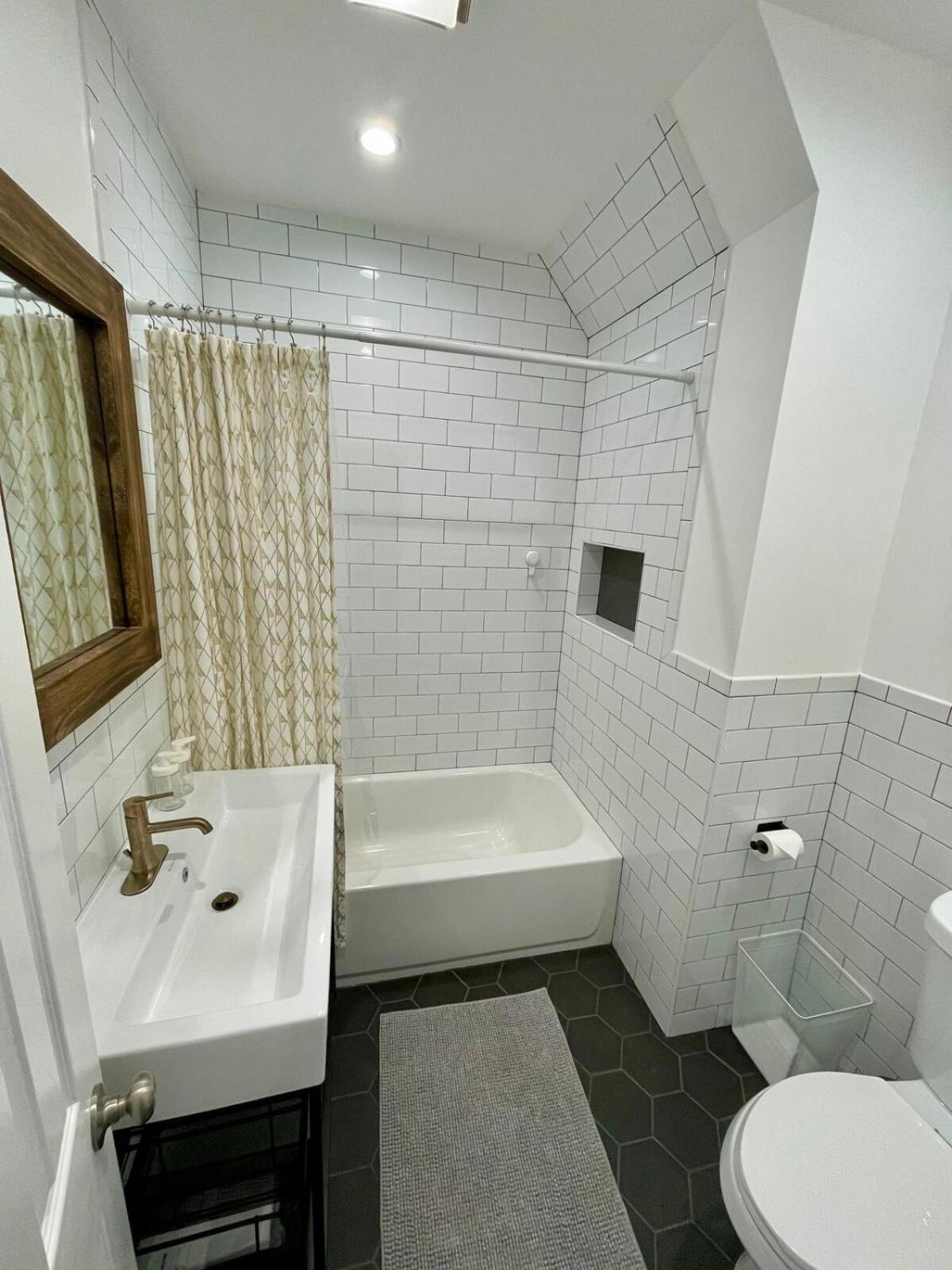 Bright & Spacious 3-bedroom In Vibrant Bushwick! Apartment *