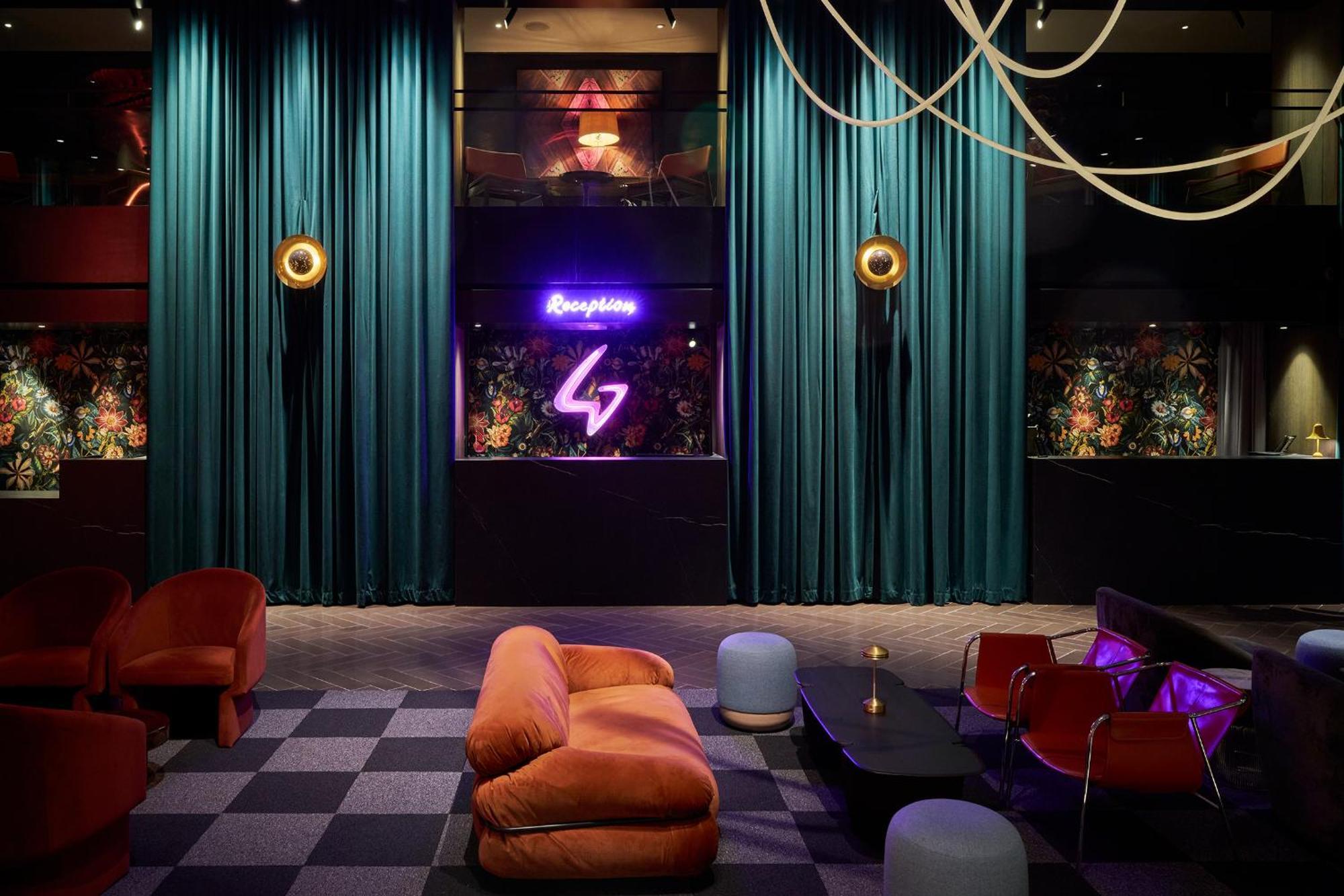 Paramount Times Square - A Generator 4*