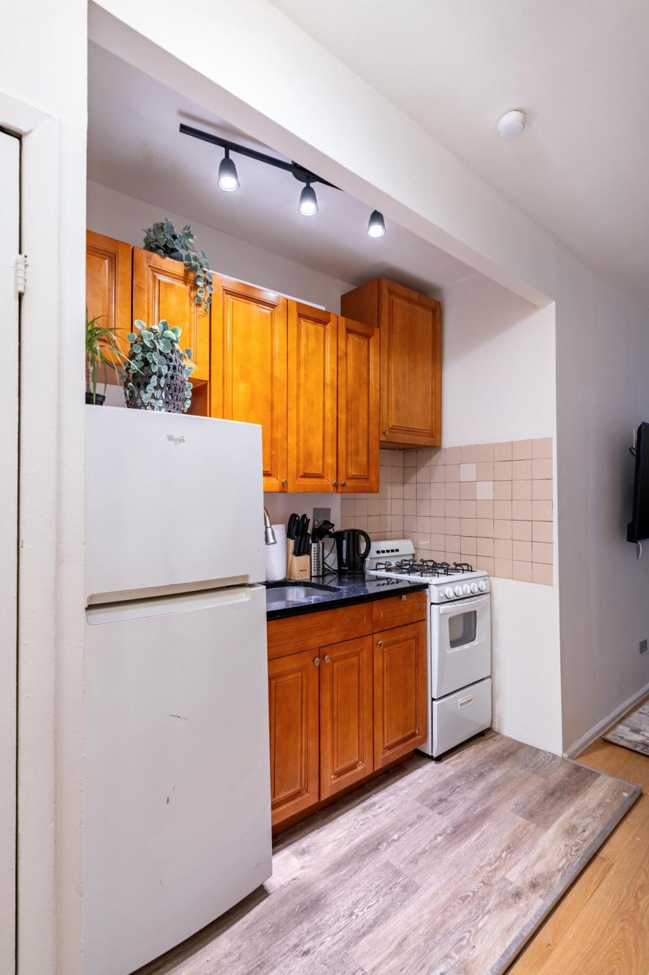 2 Bedroom Paradise In Hells Kitchen Manhattan Apartment *