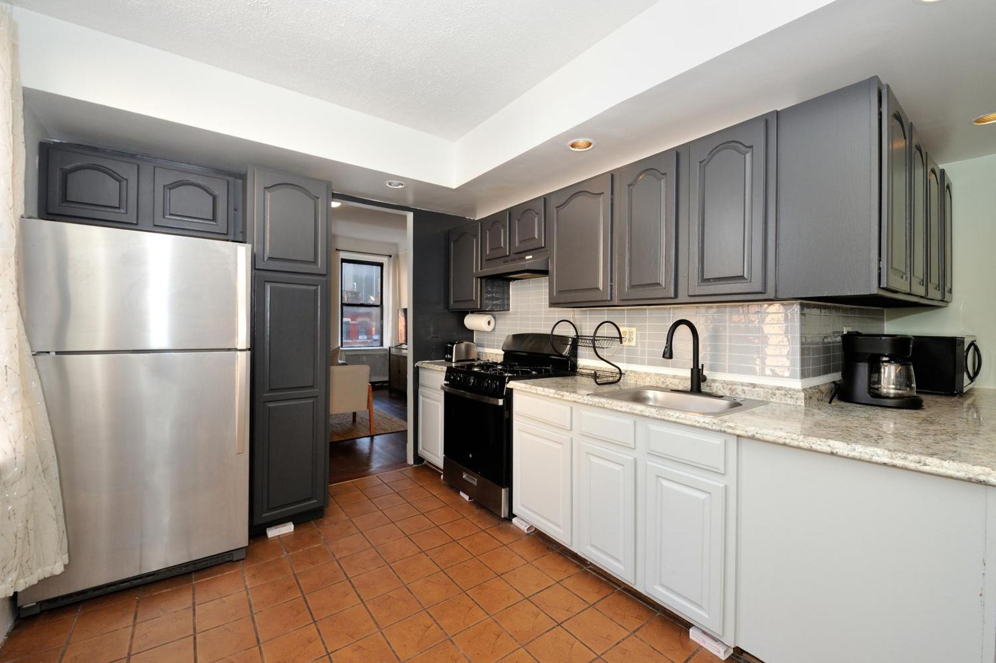 5 Bedroom 2 Bath Full Floor Midtown *