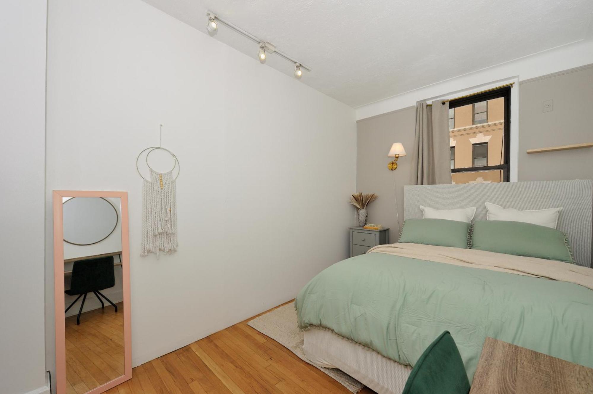 Apartment 5 Bedroom 2 Bath Full Floor Midtown