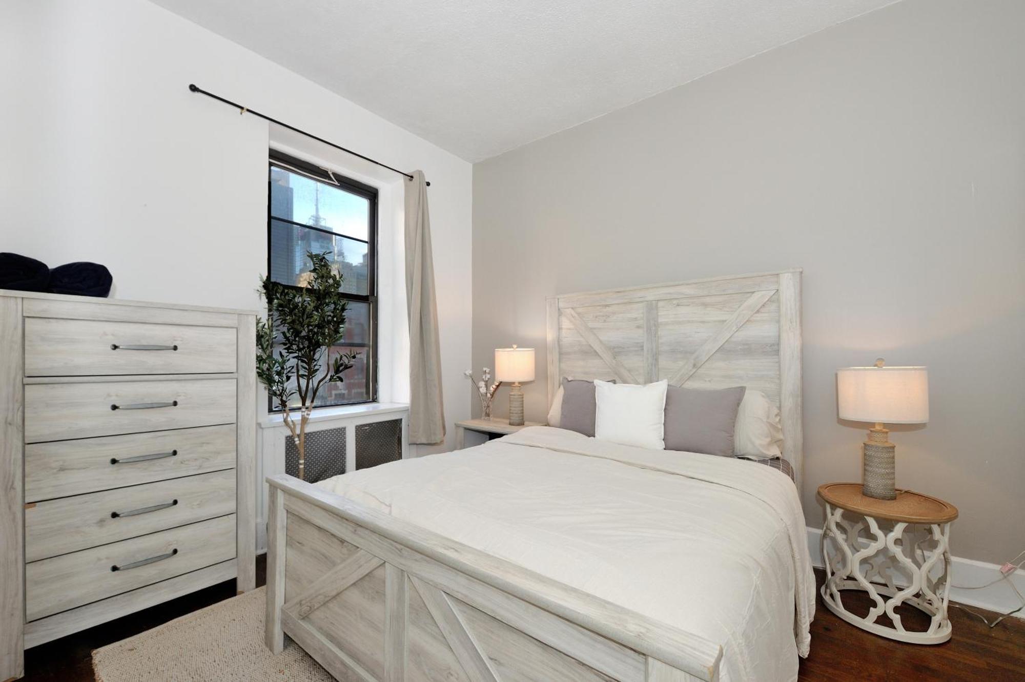 5 Bedroom 2 Bath Full Floor Midtown Apartment