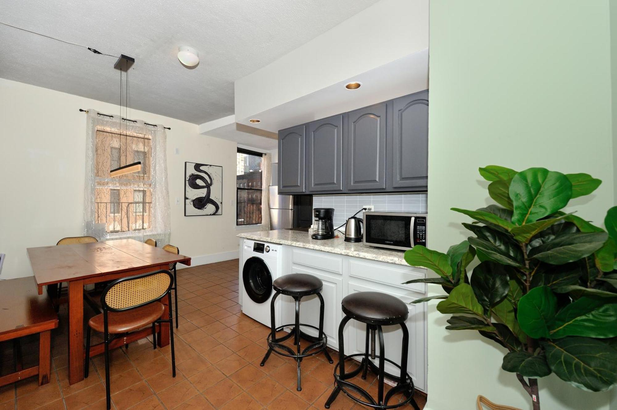 Apartment 5 Bedroom 2 Bath Full Floor Midtown