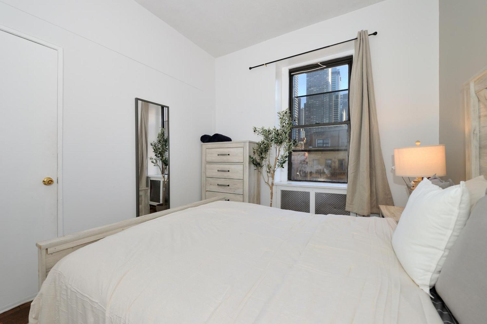 Apartment 5 Bedroom 2 Bath Full Floor Midtown *