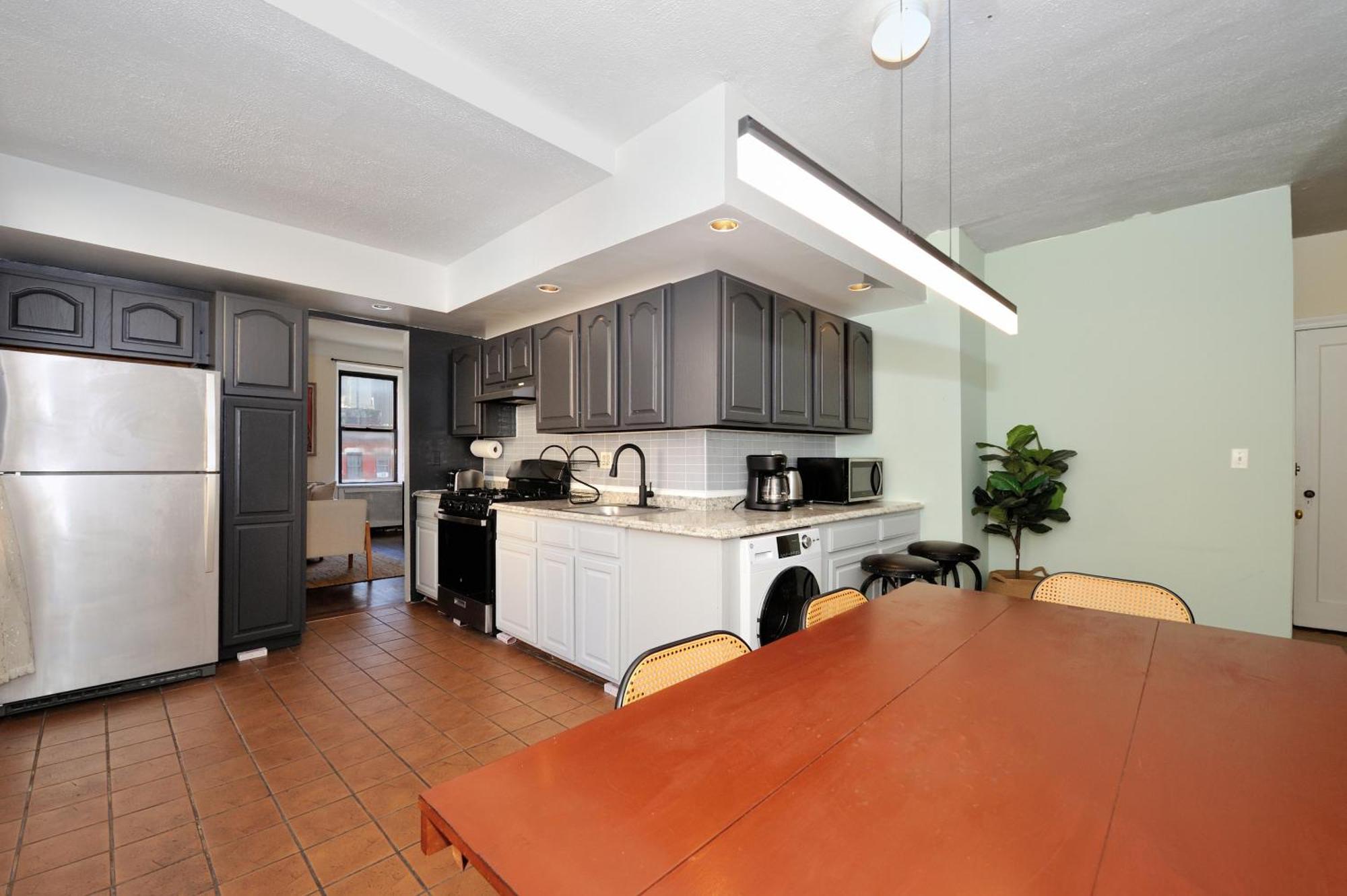 5 Bedroom 2 Bath Full Floor Midtown * New York