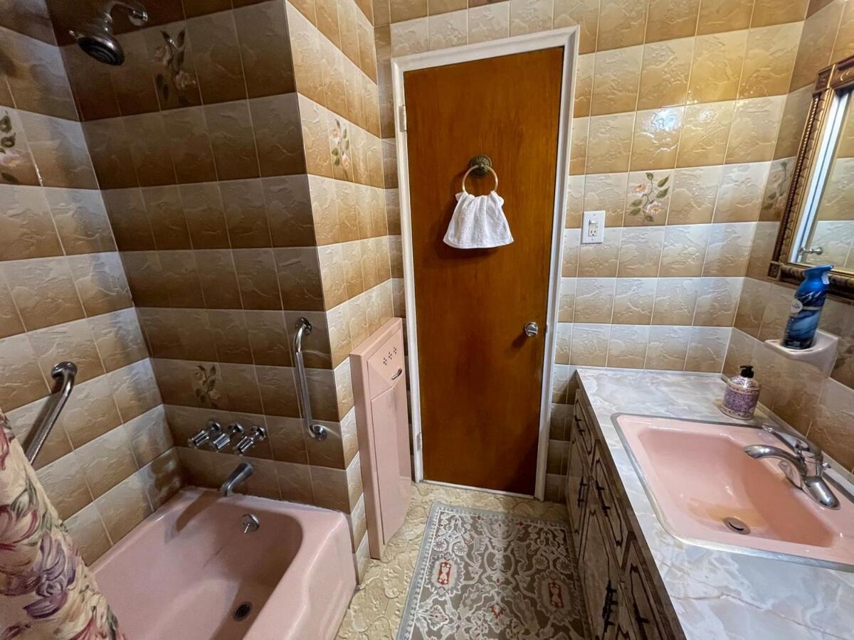 Luxury Three Bedroom In A Private House Apartment *