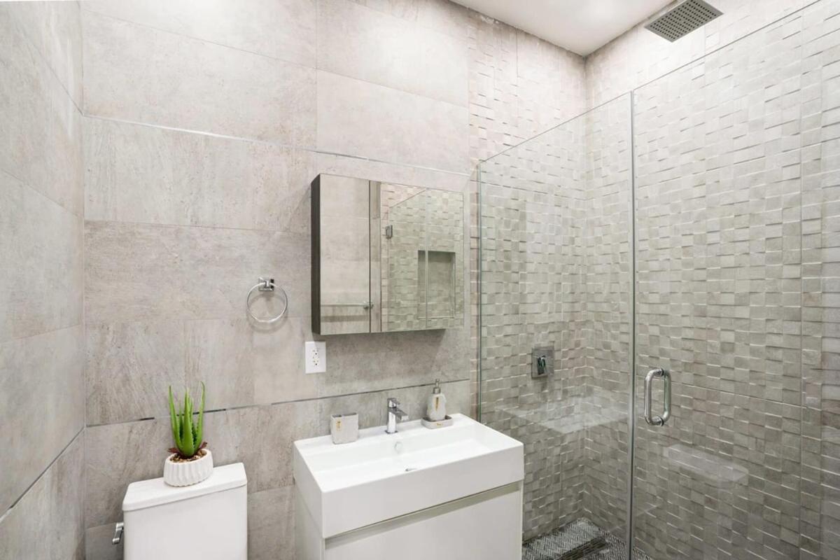 317-1b Modern 1br Ues W D *