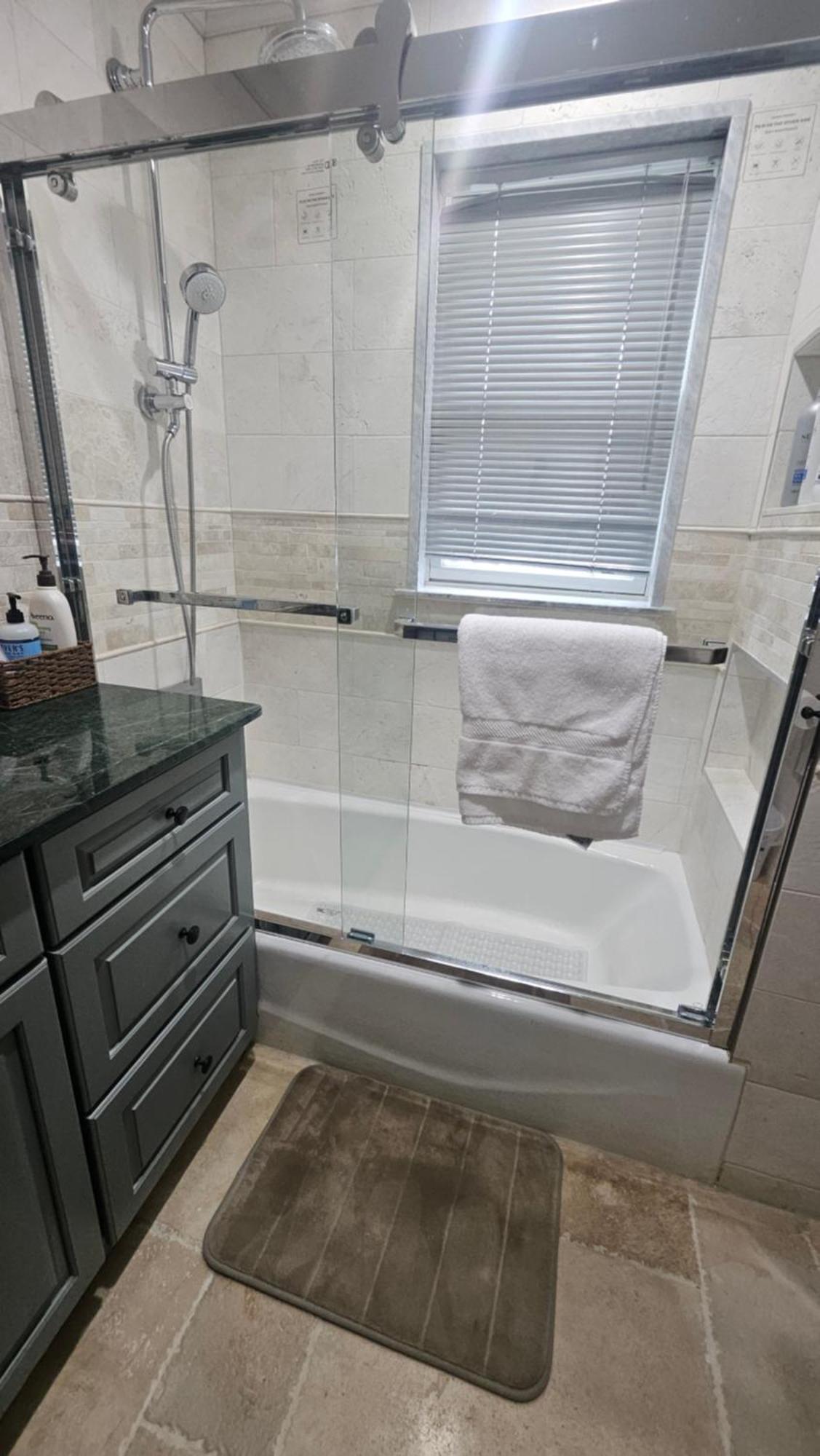 Luxury Hotel-style In Queens, * New York