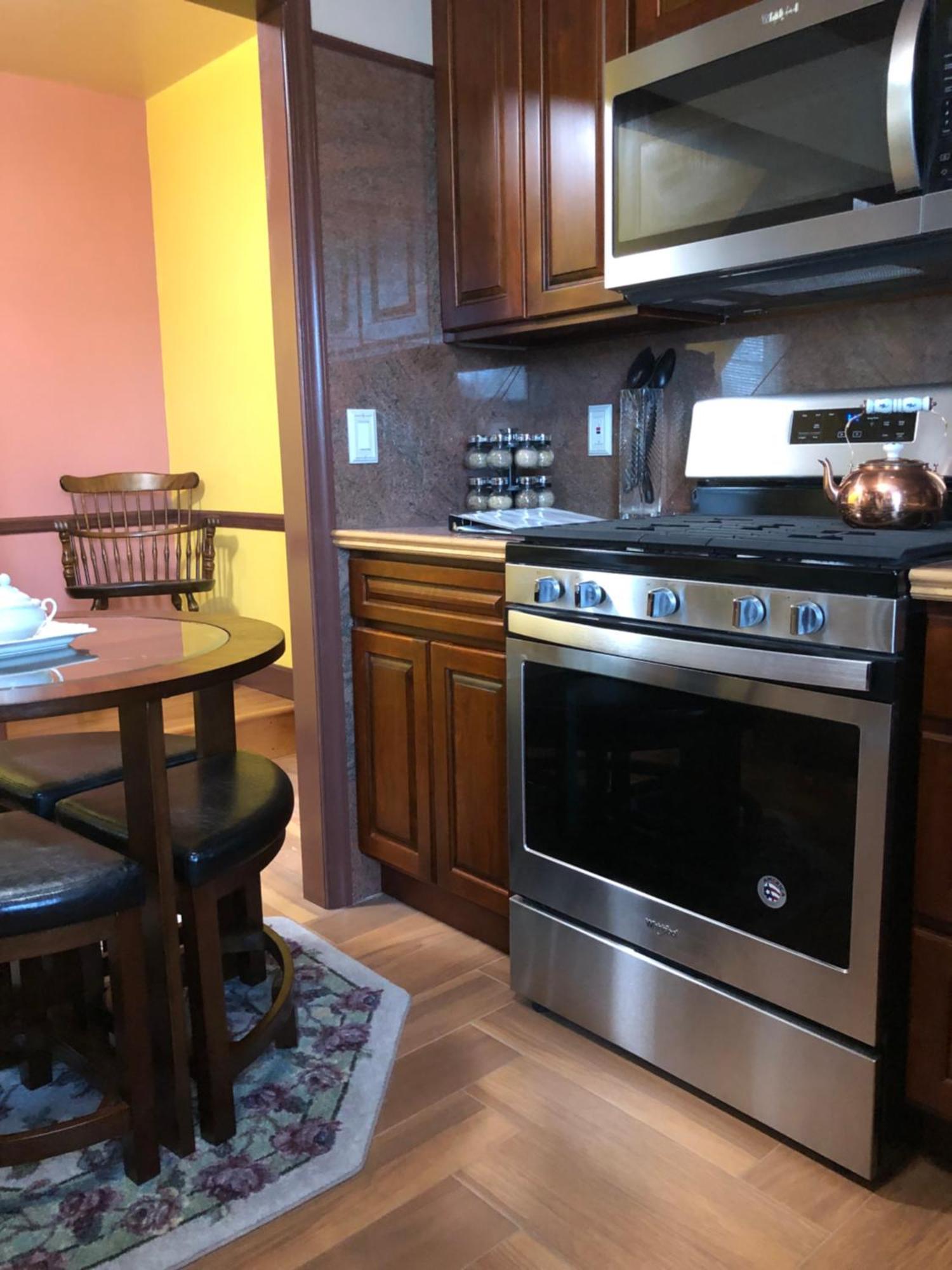 Private Unit With Own Entrance To Share Couette-café