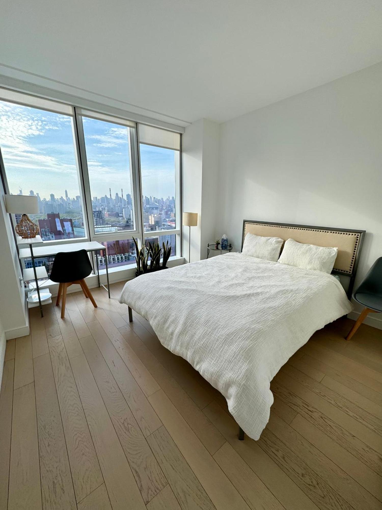 1 Stop To Midtown Amazing View Luxury High Rise Corner 1 Bedroom Apartment *