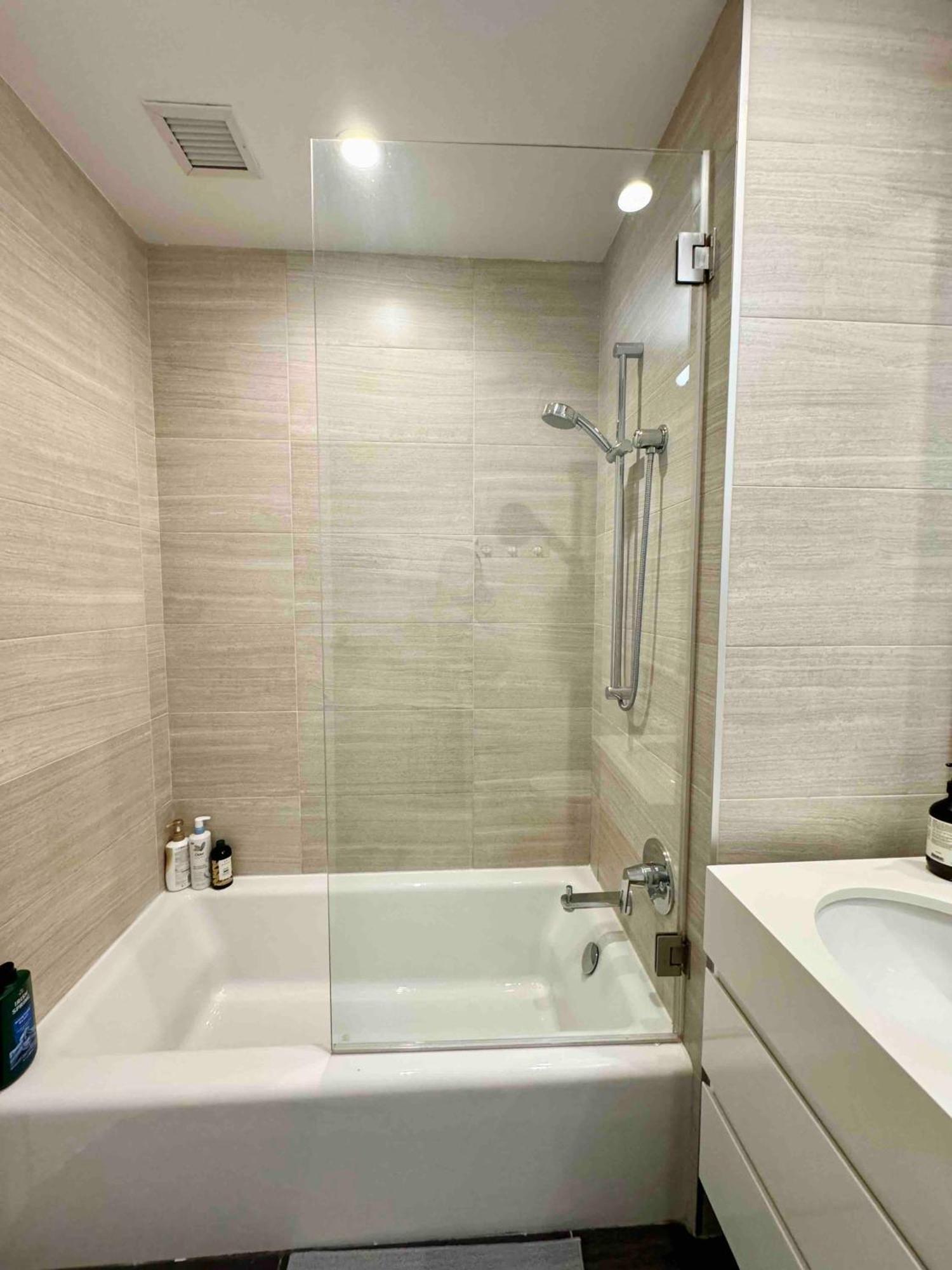 1 Stop To Midtown Amazing View Luxury High Rise Corner 1 Bedroom Apartment *