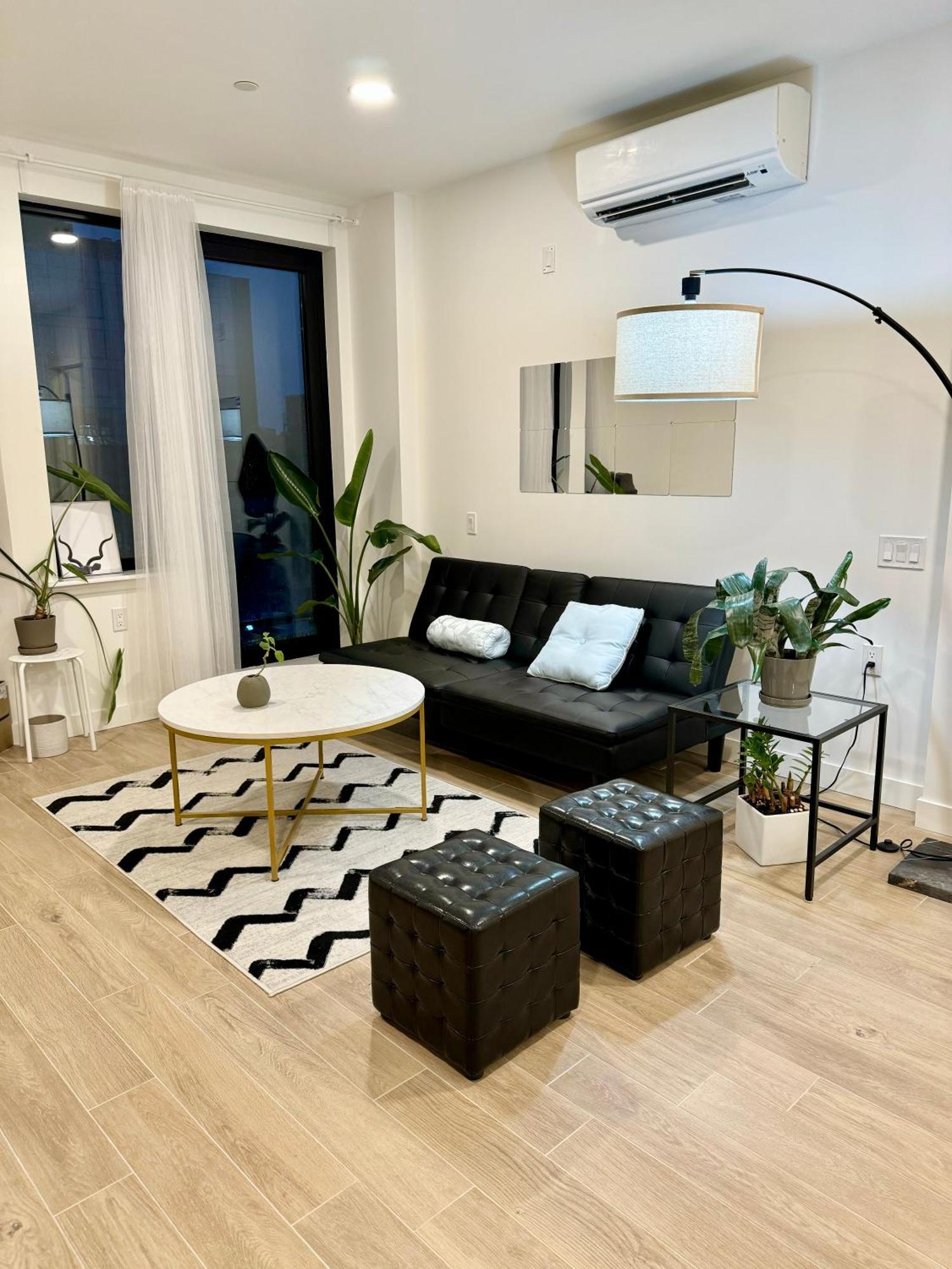 Peaceful Quiet Spacious New Modern Penthouse 3-bedroom With A Balcony Apartment *