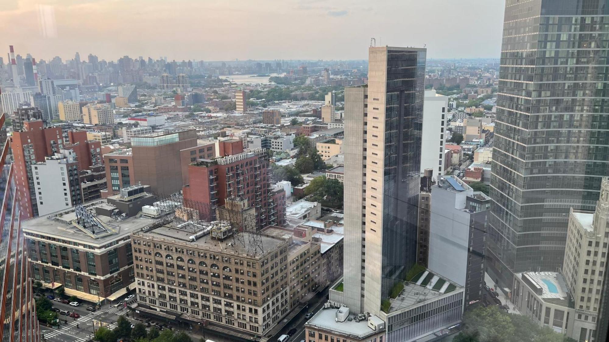 Luxury 2 Bedrooms 2 Bathrooms Corner Breathtaking Views Modern Retreat