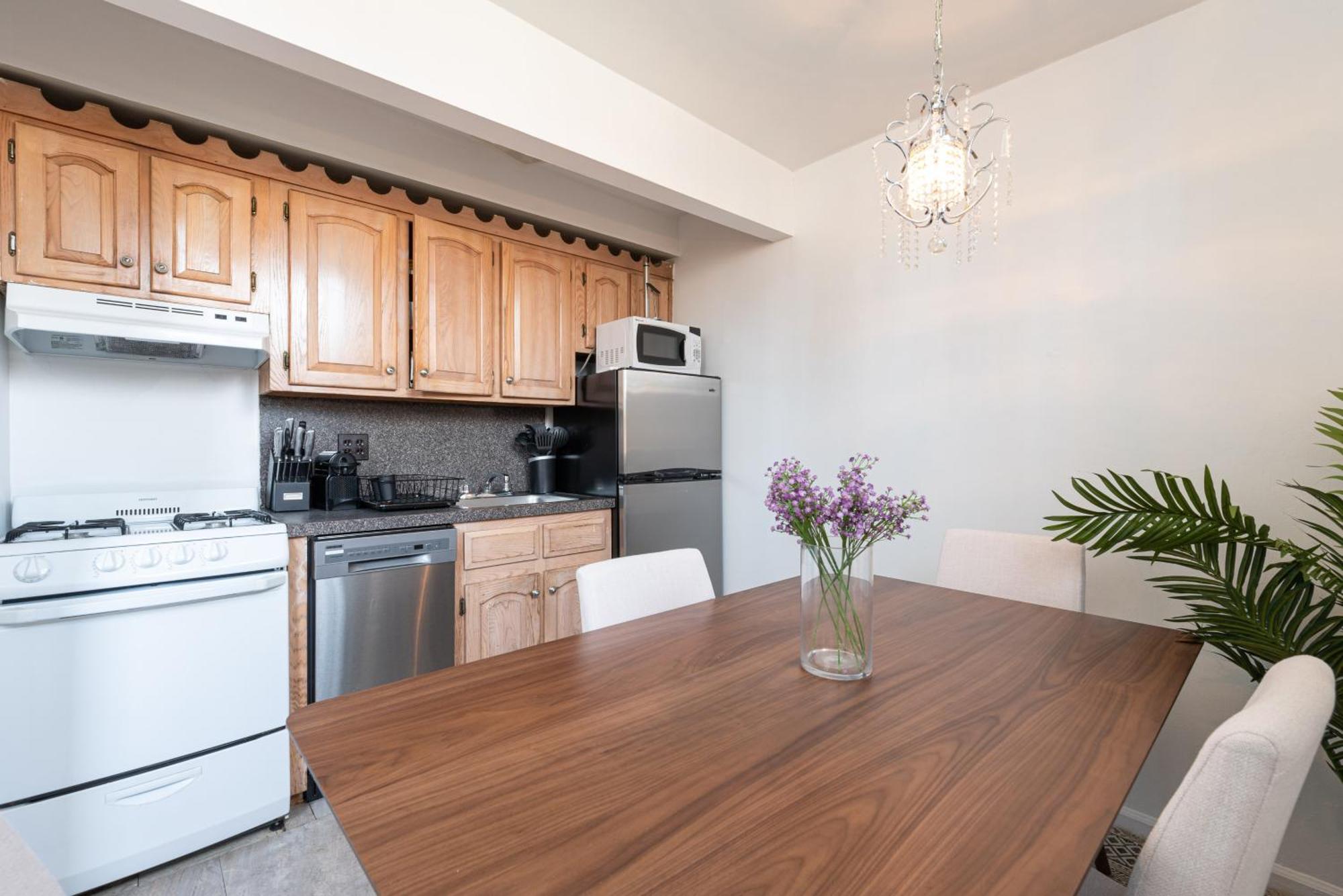 Amazing Furnished 1 Bedroom Penthouse Midtown West Apartment *