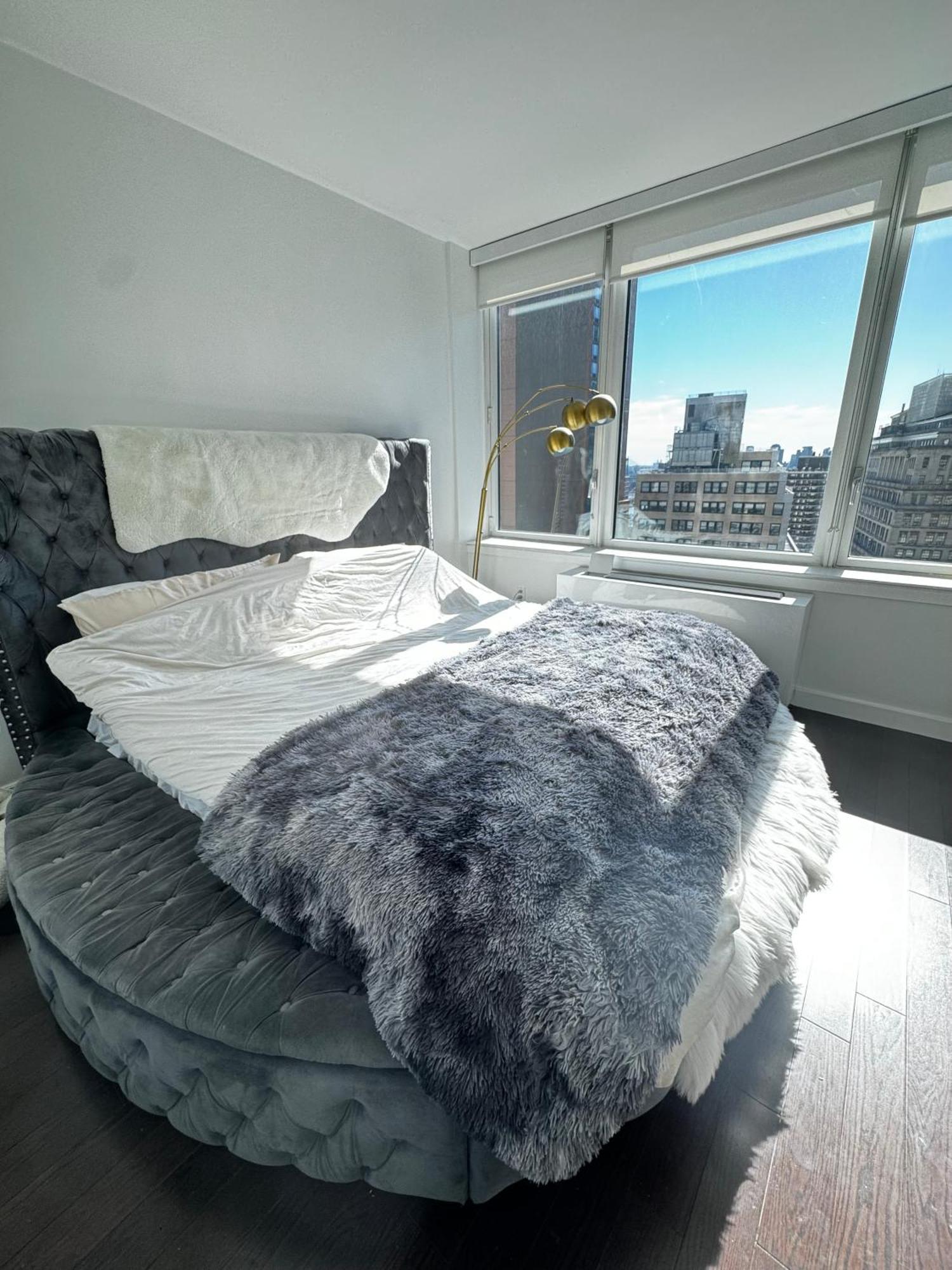 Chic Skyline 1br Retreat Apartment