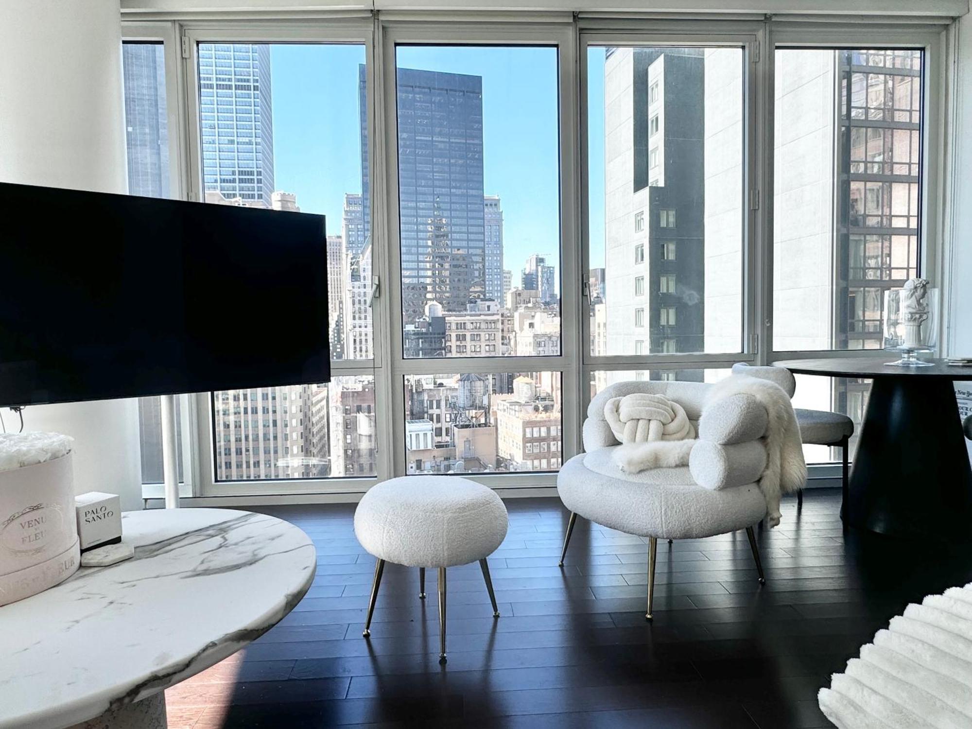 Chic Skyline 1br Retreat