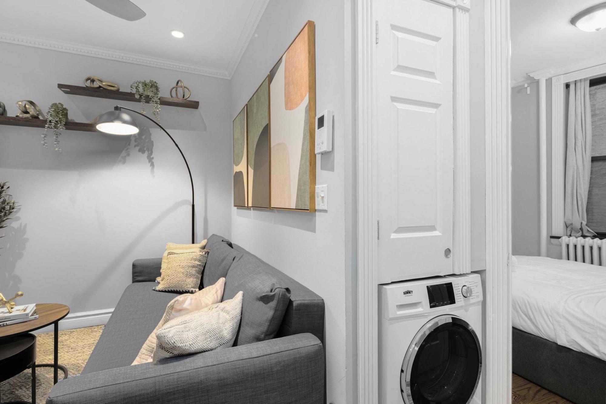 Modern Manhattan In Prime Spot *