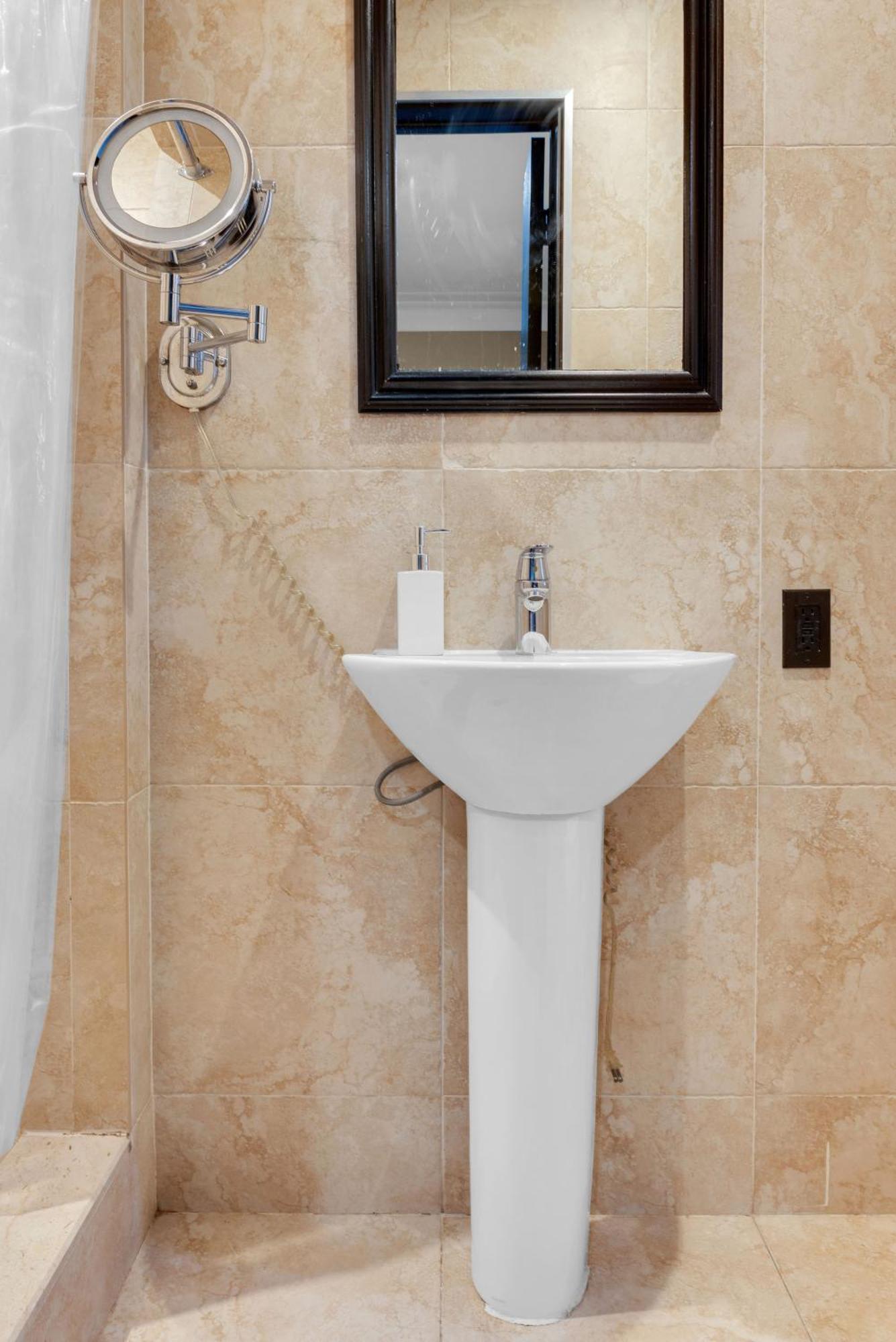 Nyc In The Location! Walking Distance To Everything! *