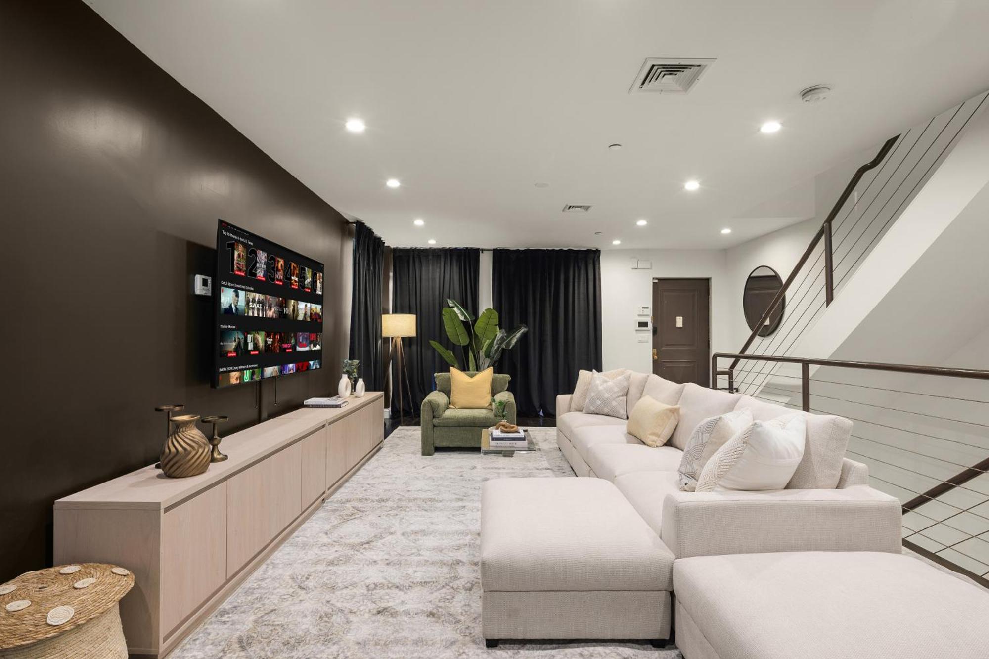 Stylish 3br Designer In Harlem With Parking *