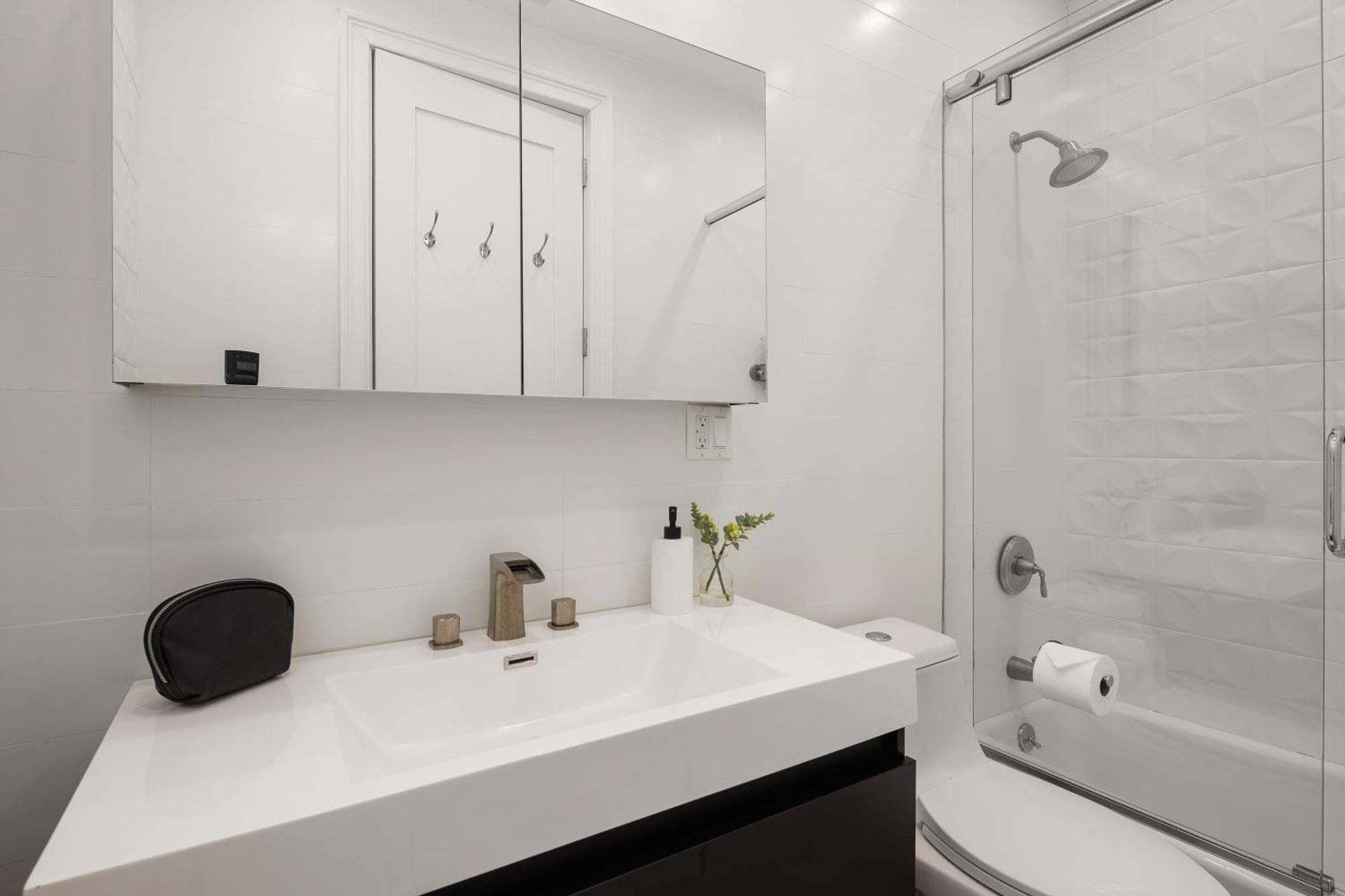 Stylish 3br Designer In Harlem With Parking *