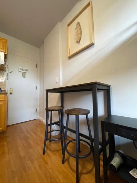 Chelsea 5 - Shared Bathroom - 5th Floor Walk Up Apartment New York