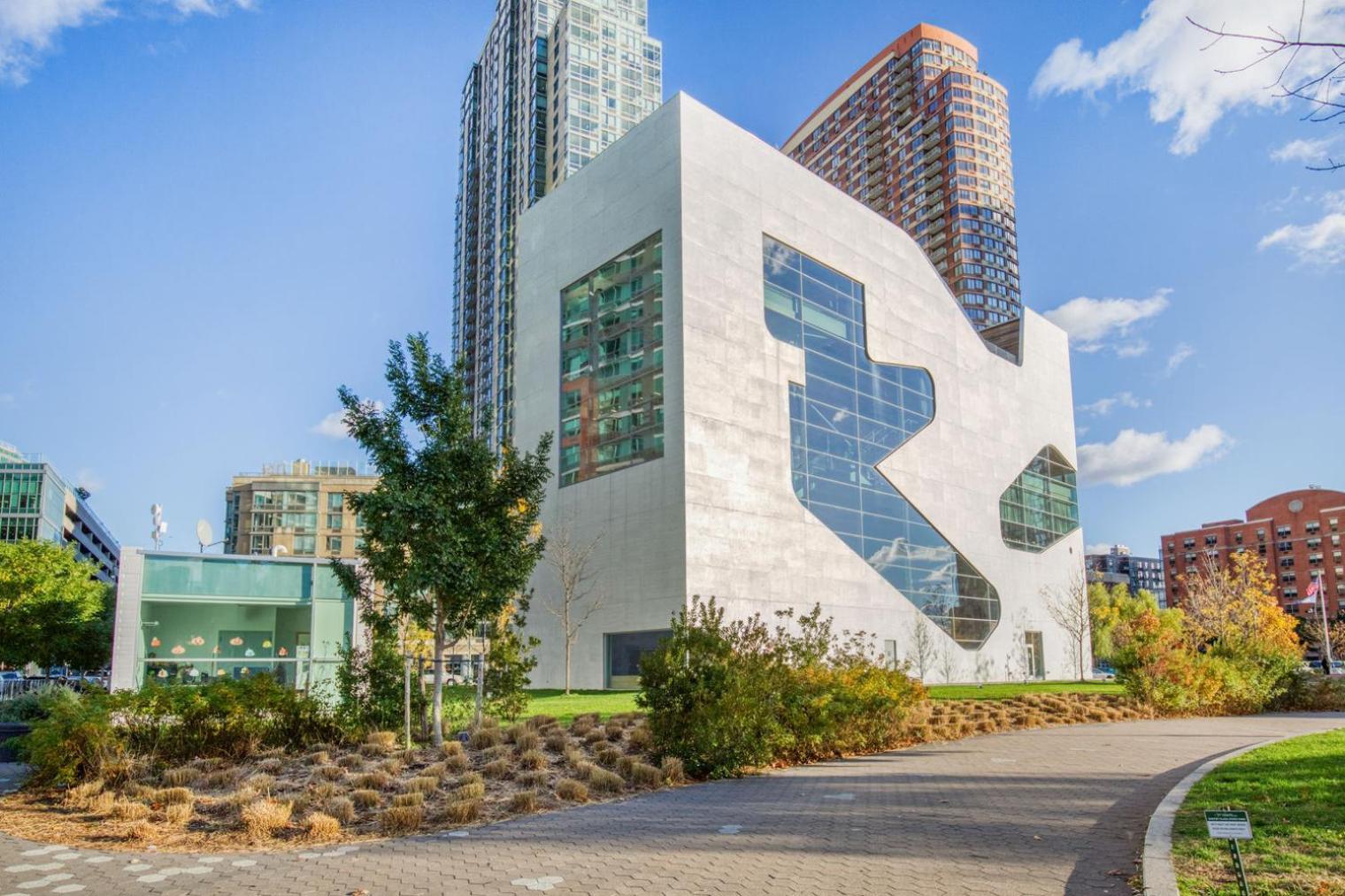 Blueground Lic Pool Wd Nr Gantry Park Nyc-1845 * New York