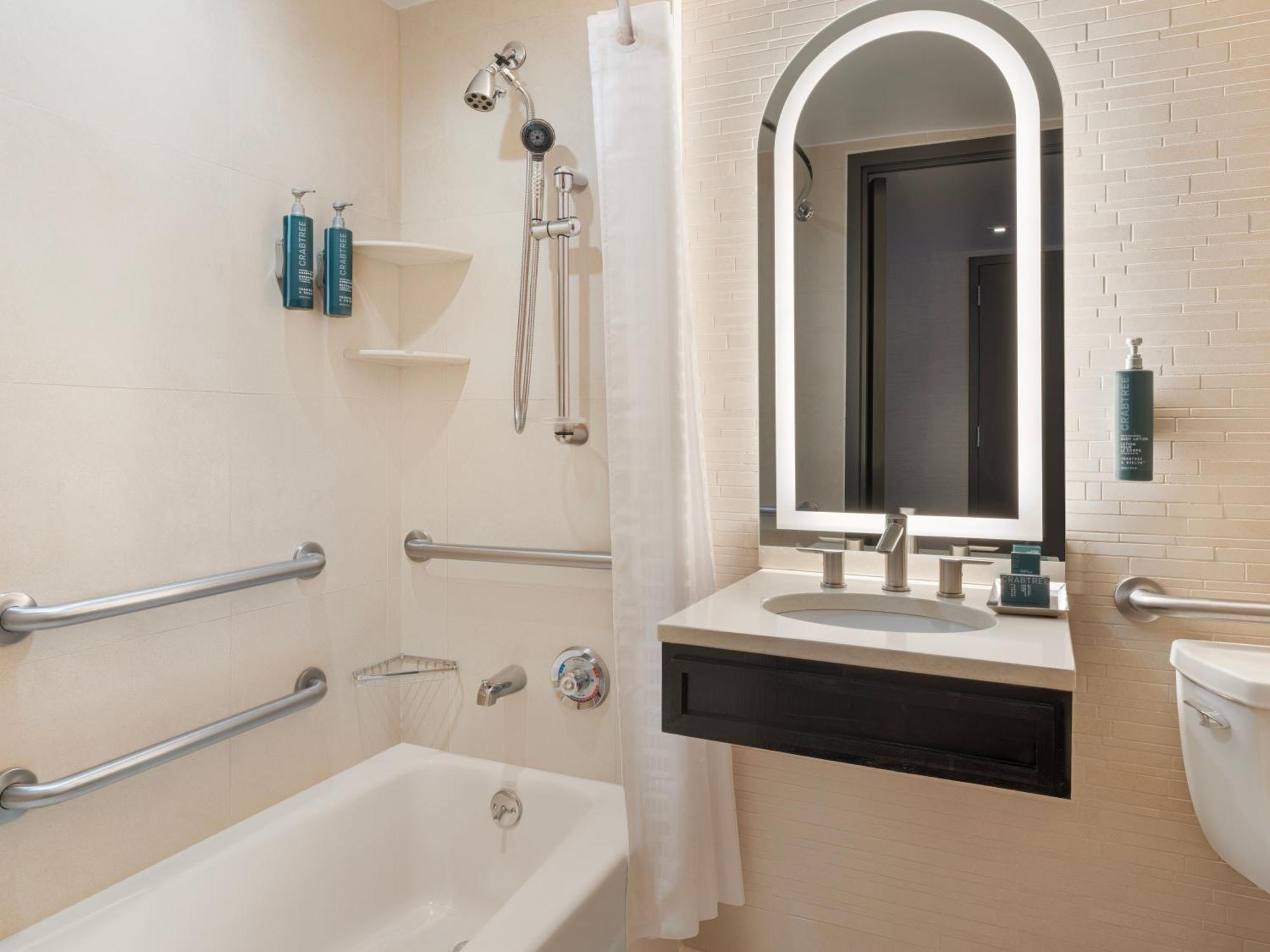 Hilton Fashion District Hotel 4*