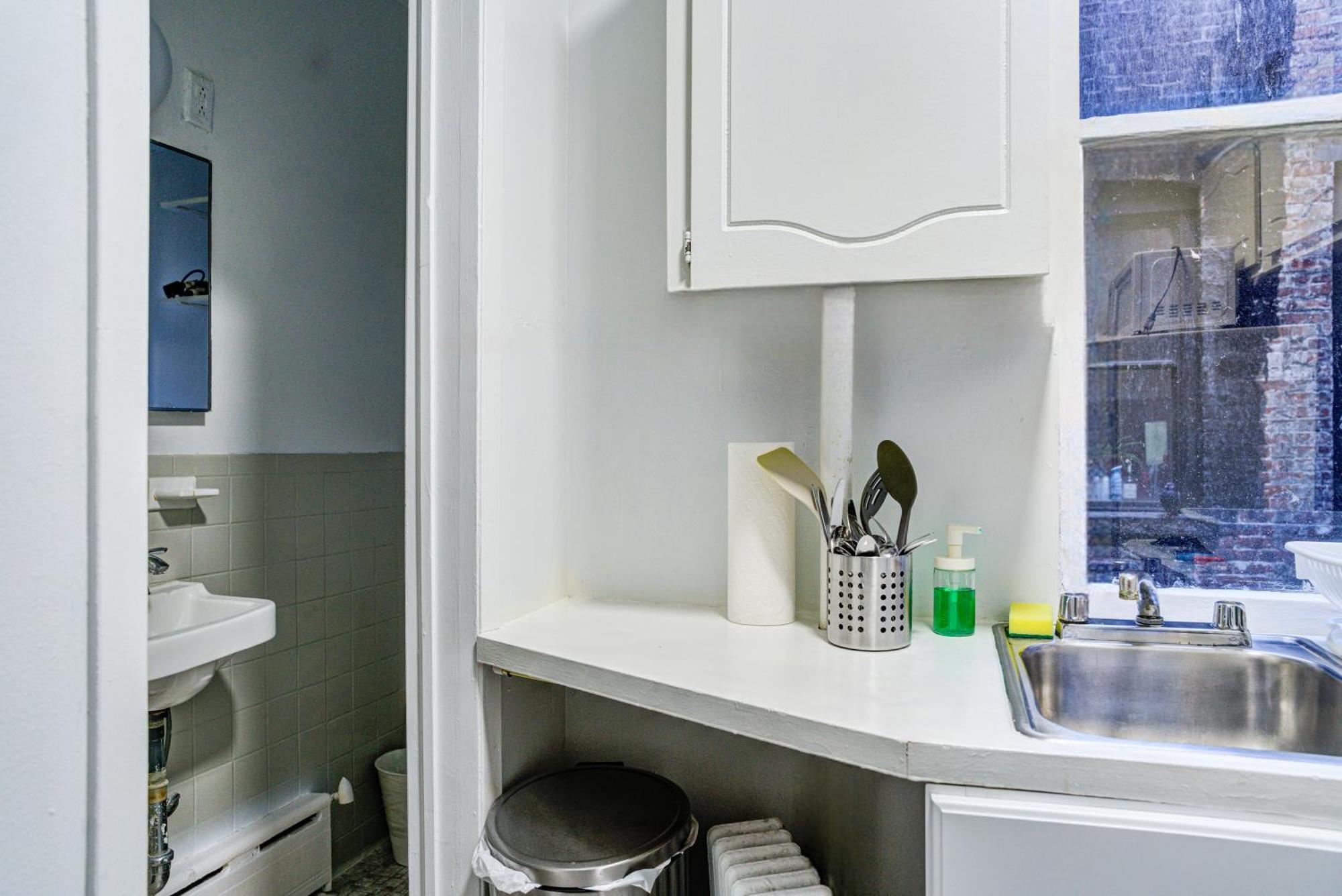 3bd Comfy Unit In Hells Kitchen Apartment *