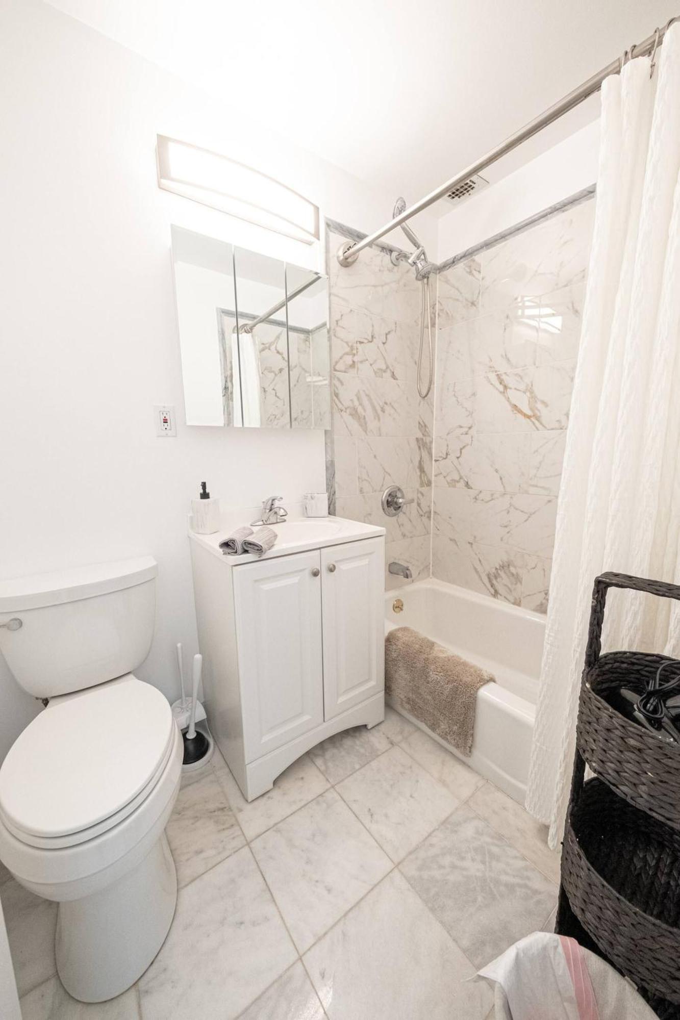 Stylish One Bedroom On Ues *