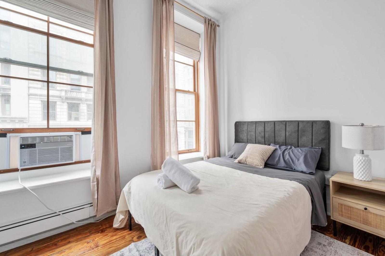 Massive Soho Loft 4 Bedrooms 2 Bath 7 Beds Hotel