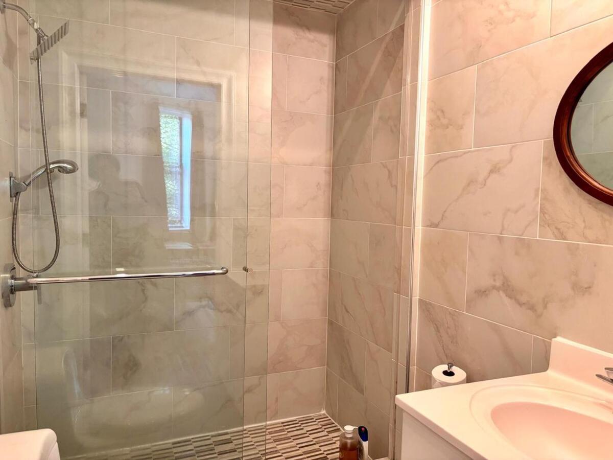 Private Spacious With 2 Bedrooms 2 Bathroomss And A Deck * New York