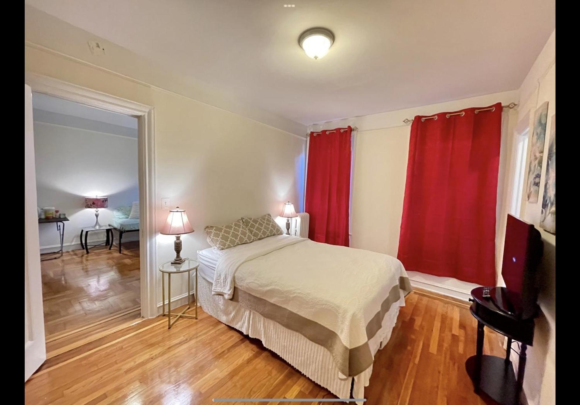 One Bedroom By Month Next To Bronx Zoo * New York