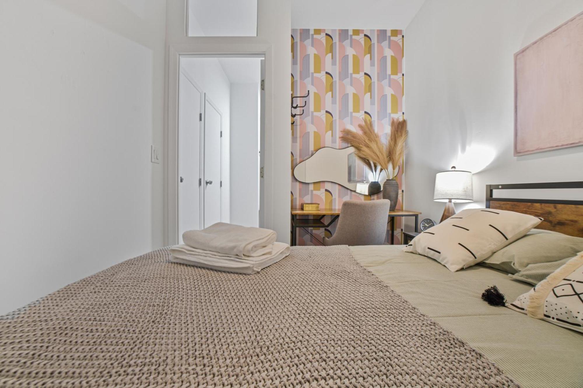 Designer 2 Bedroom Comfort Near Park Apartment *