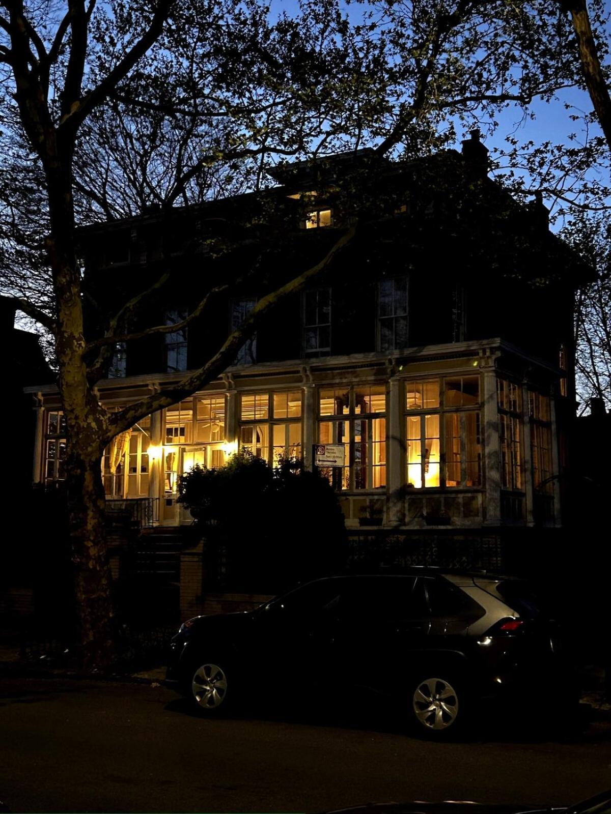 Serene Brooklyn Escape Near Cafes & Park, Sleeps 5 Apartment *