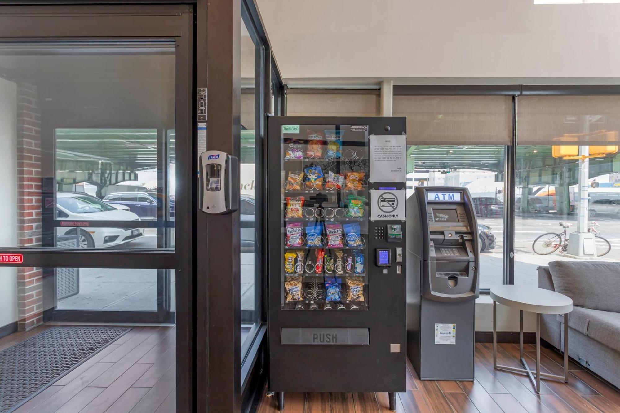 Red Roof Brooklyn - 3rd Ave Hotel 3*