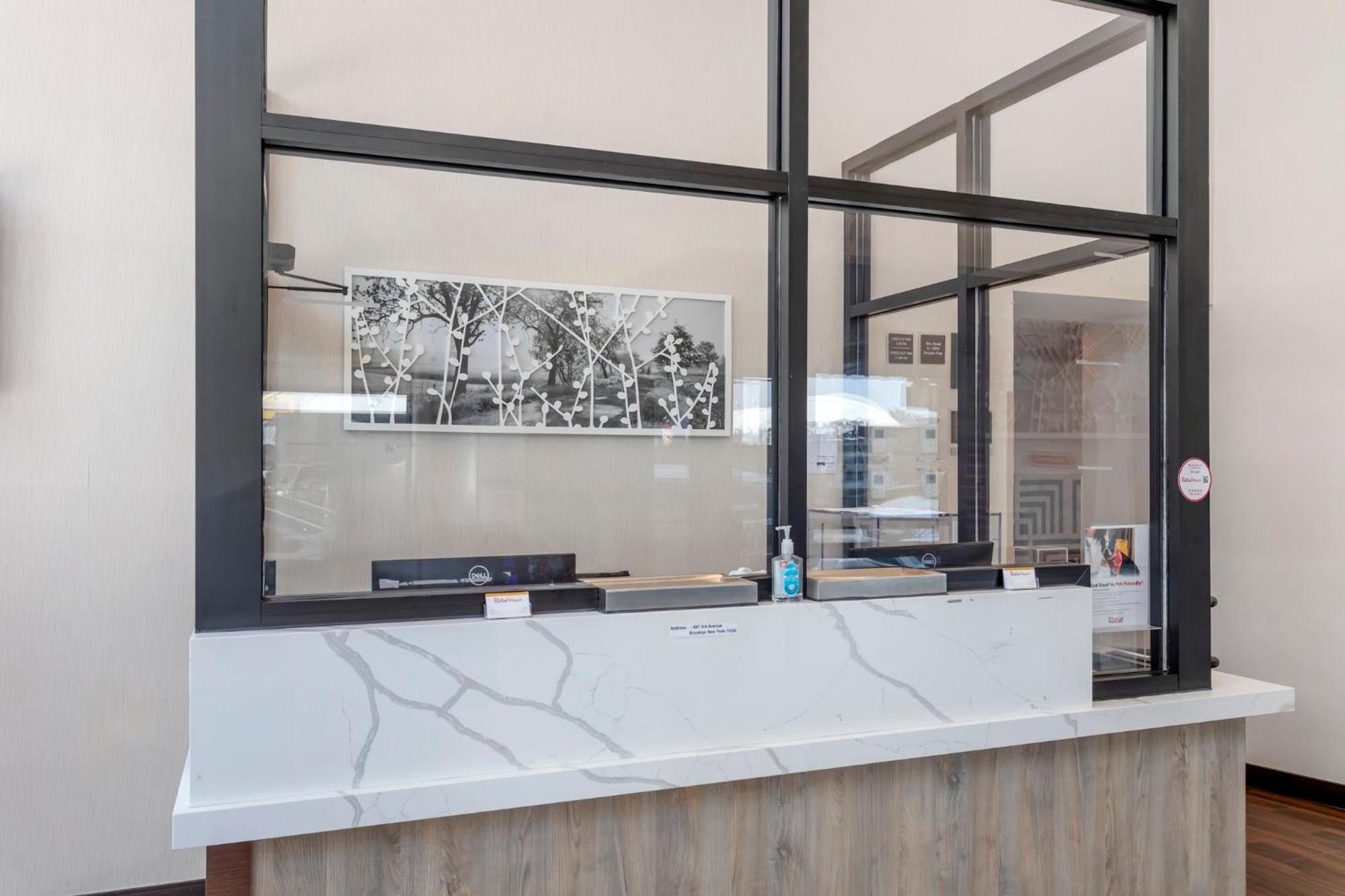 Red Roof Brooklyn - 3rd Ave 3*