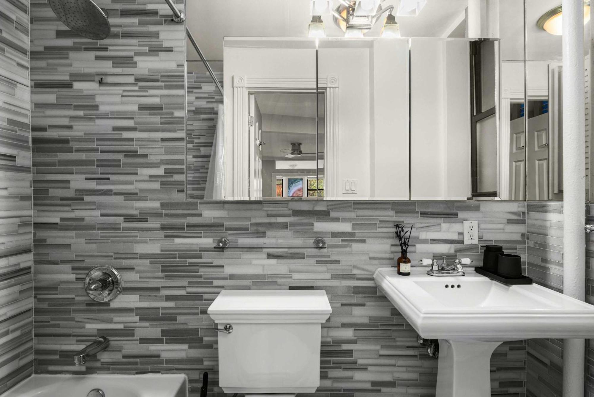 Stylish In Trendy East Village Apartment *