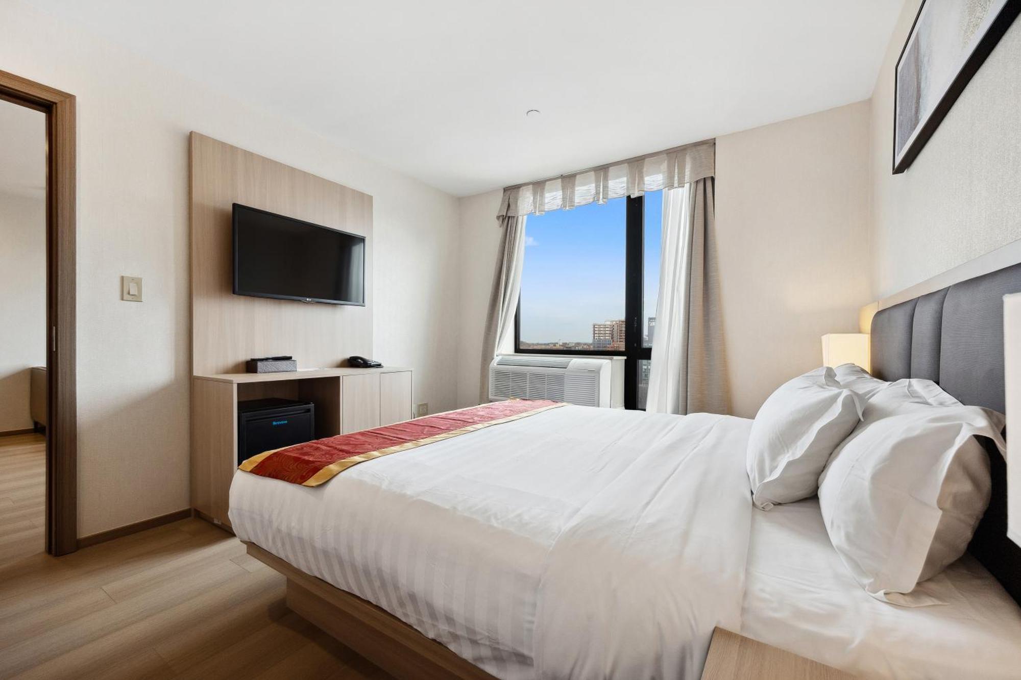 Ramada By Wyndham Flushing Queens Hotel