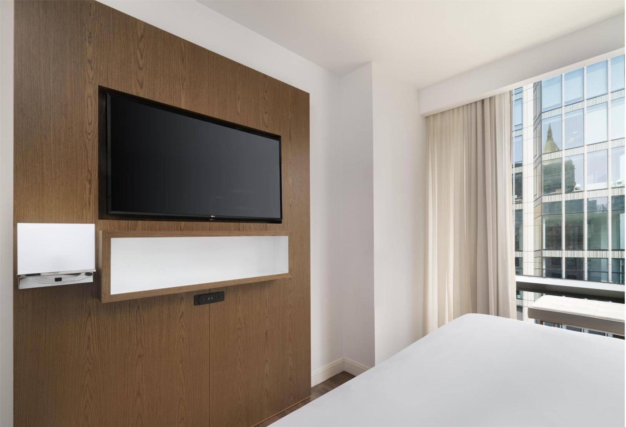 Western Premier Empire State Hotel 3*