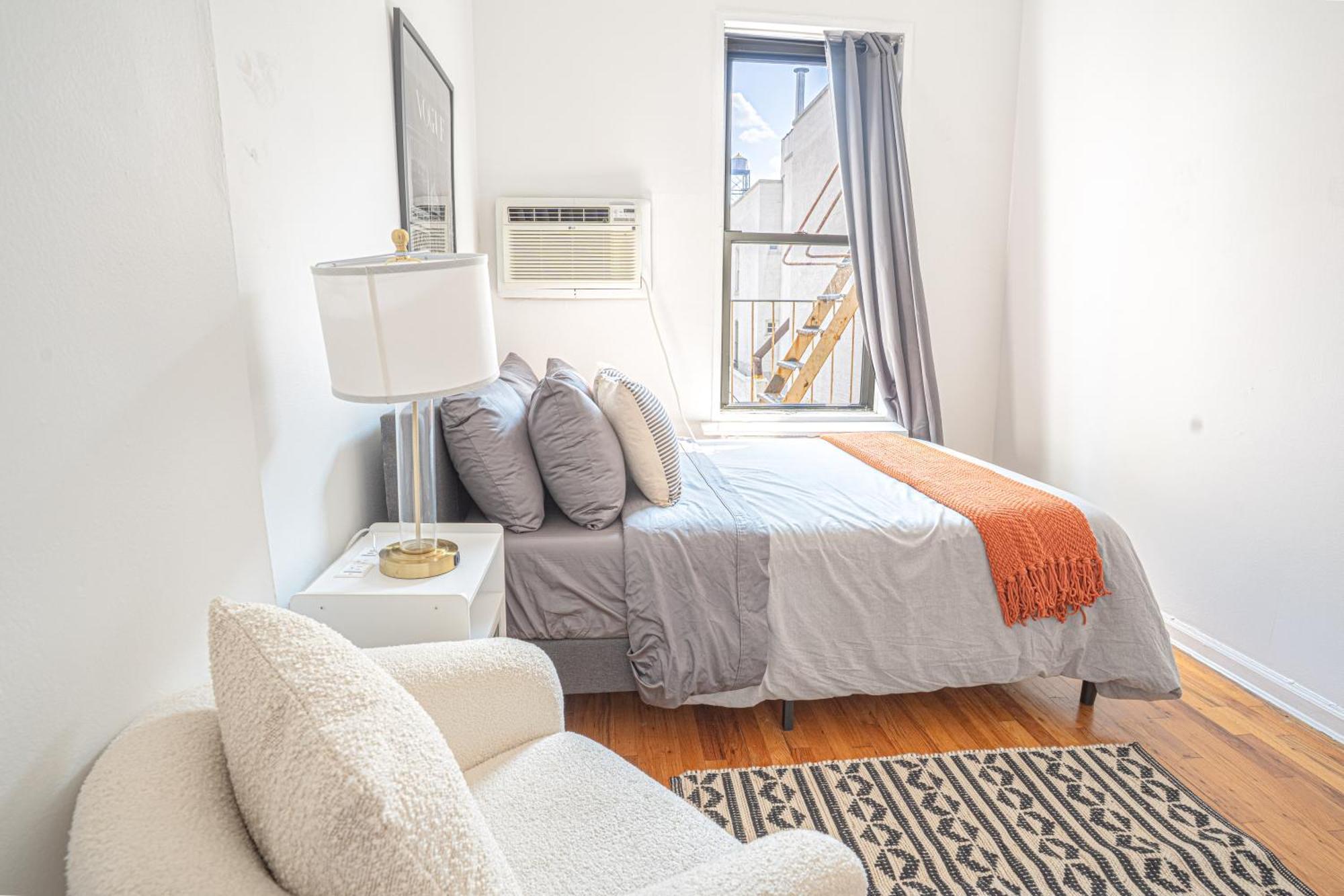 Chic 2bd Upper East Side Retreat *